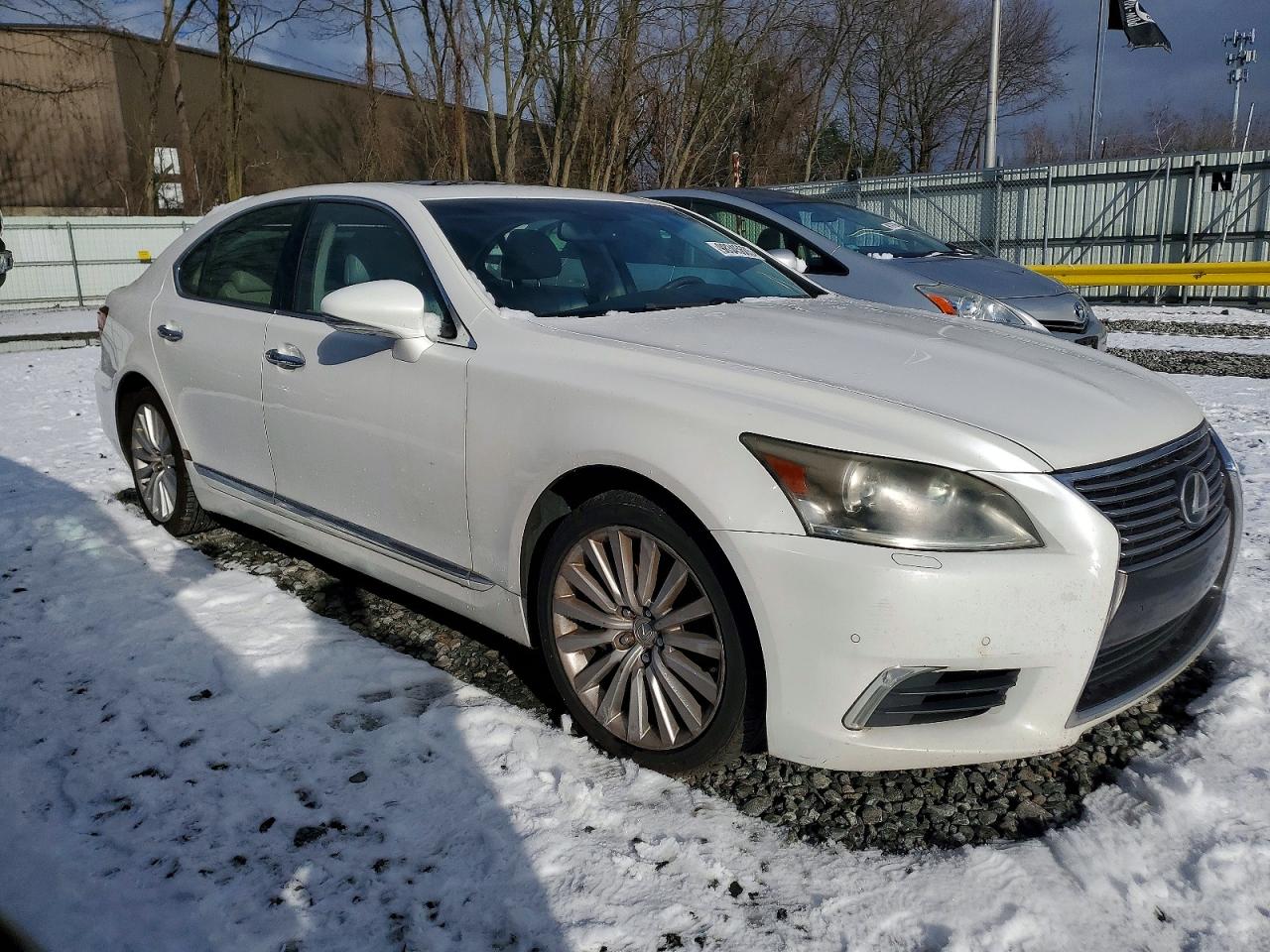 2014 LEXUS LS 460 photo 4