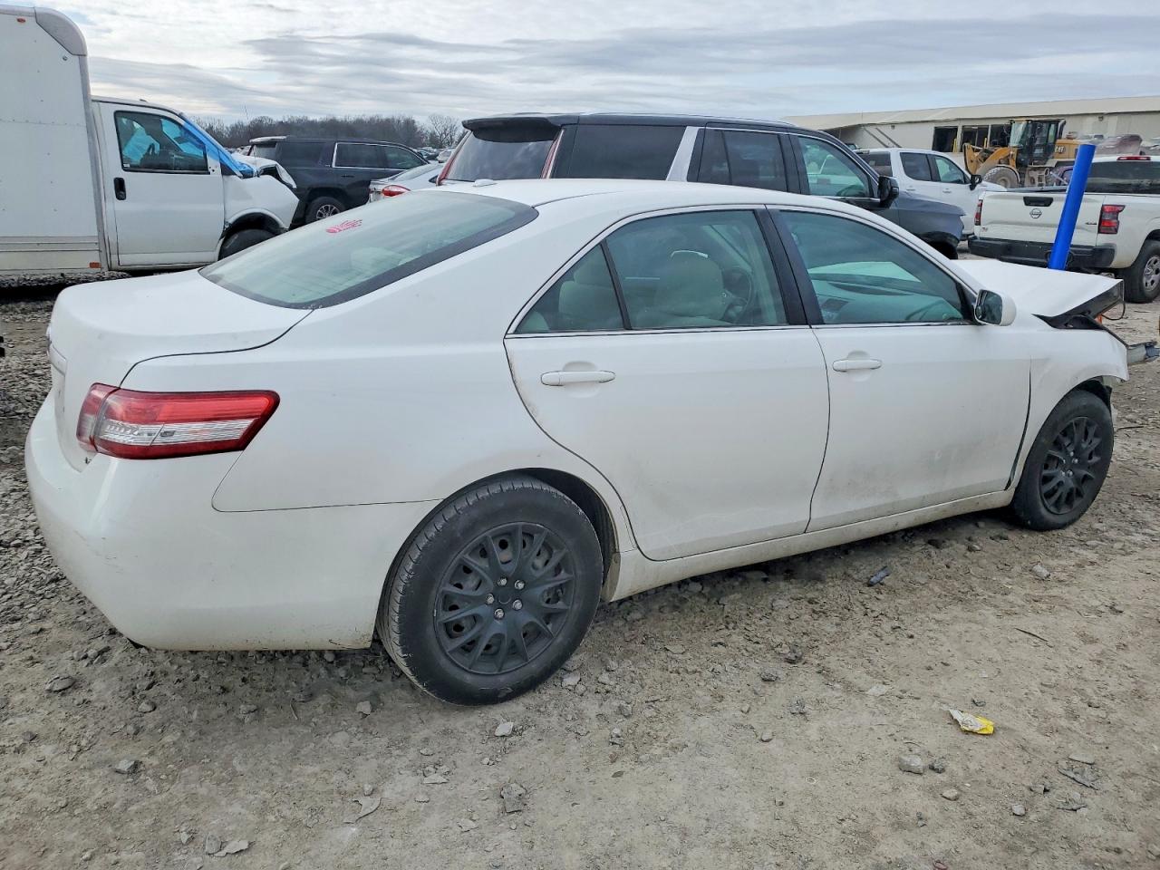 2011 TOYOTA CAMRY BASE photo 3