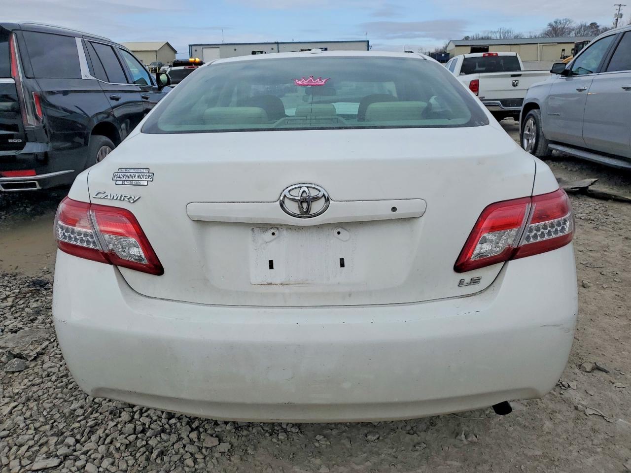 2011 TOYOTA CAMRY BASE photo 6