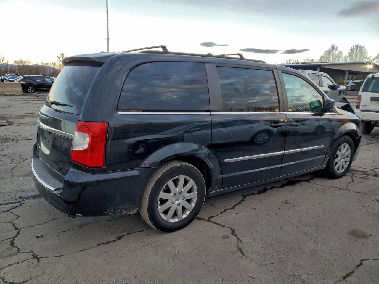 2012 CHRYSLER TOWN & COUNTRY TOURING photo 3