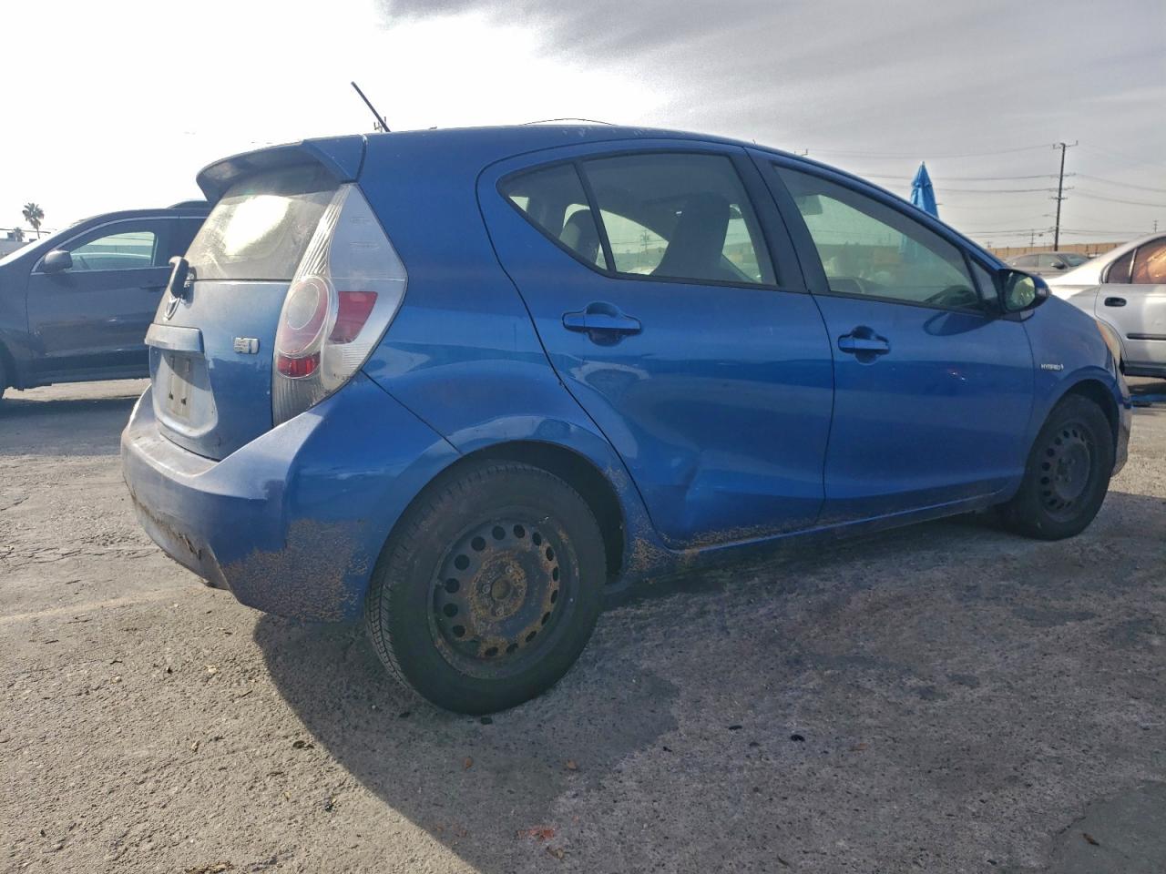 2013 TOYOTA PRIUS C photo 3