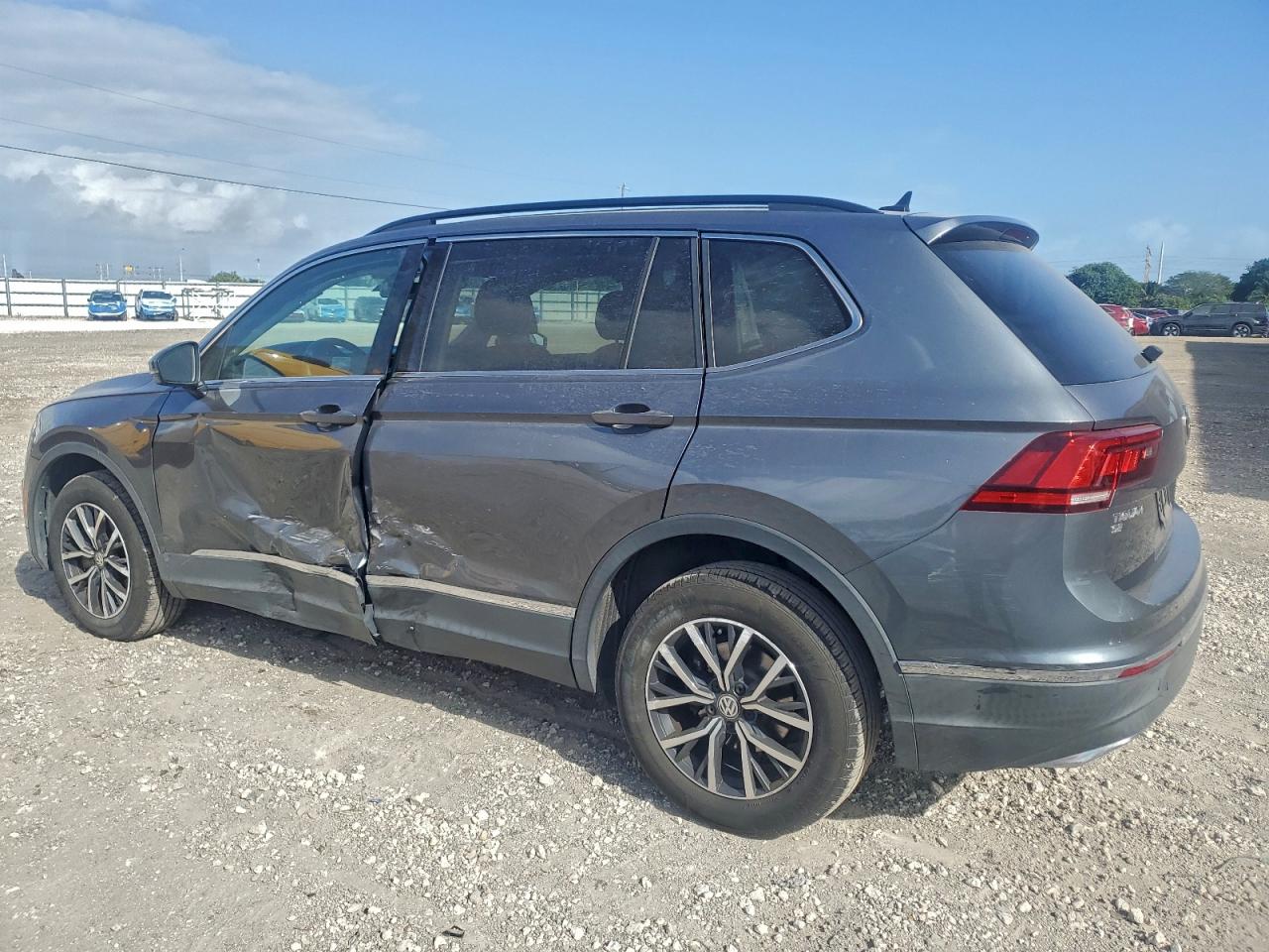 2020 VOLKSWAGEN TIGUAN SE photo 2