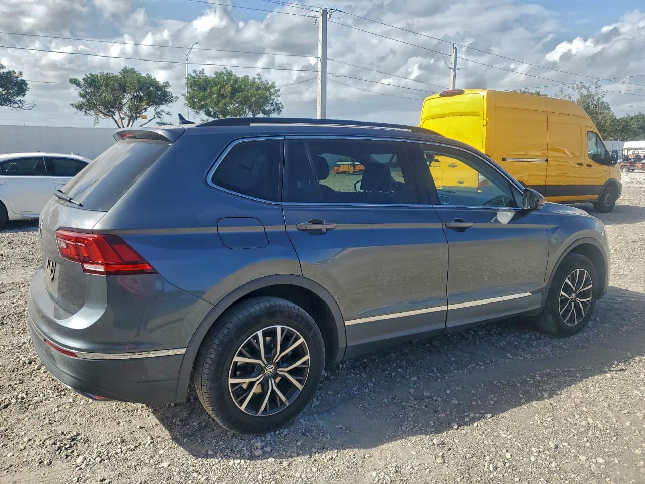 2020 VOLKSWAGEN TIGUAN SE photo 3