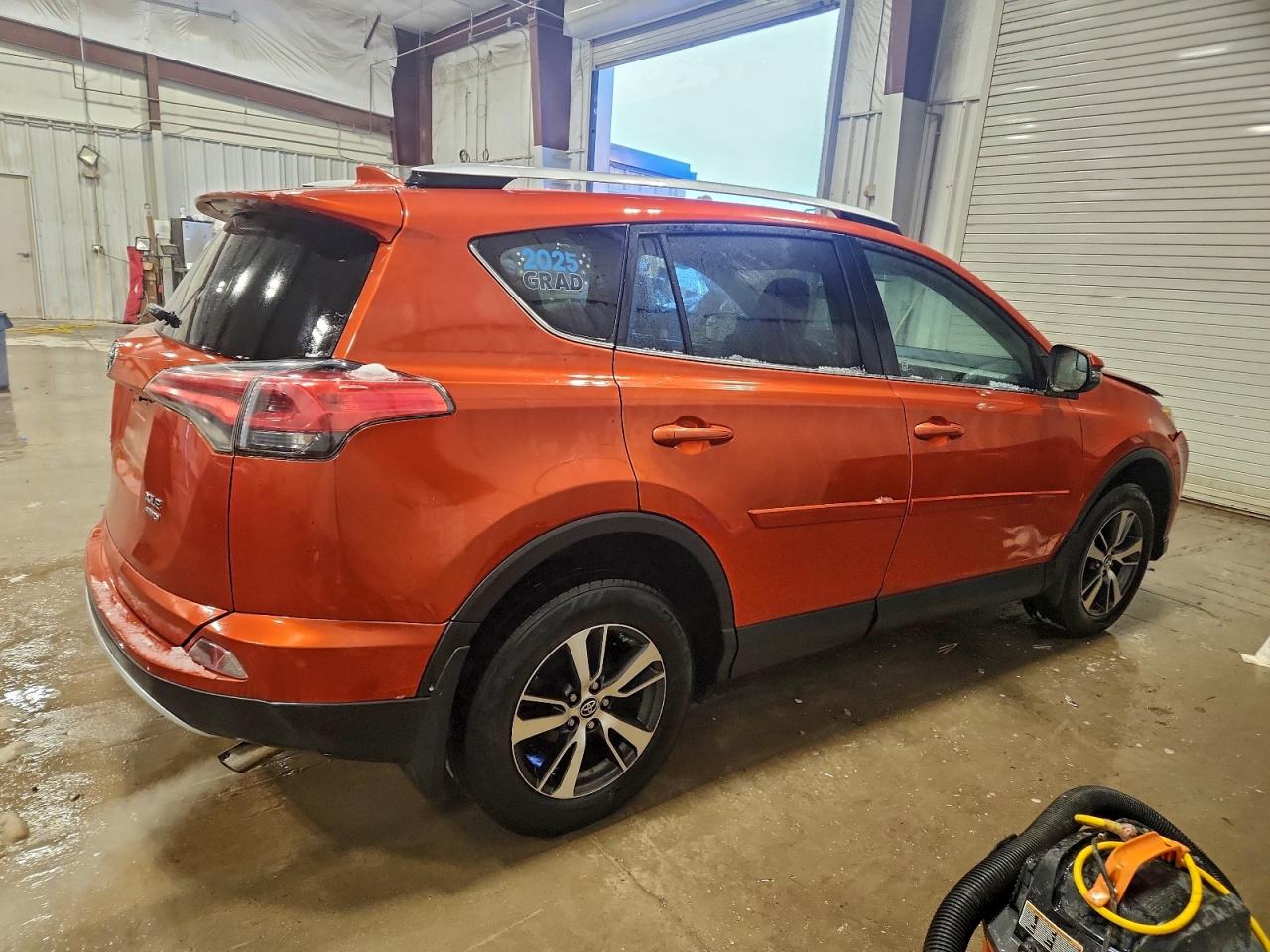 2016 TOYOTA RAV4 XLE photo 3