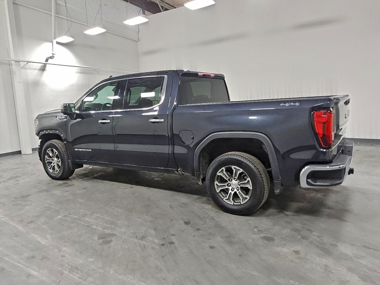 2025 GMC SIERRA K1500 SLT photo 2