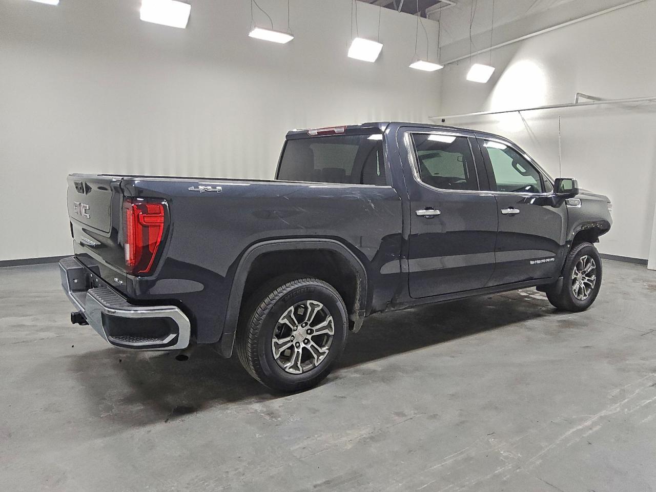 2025 GMC SIERRA K1500 SLT photo 3