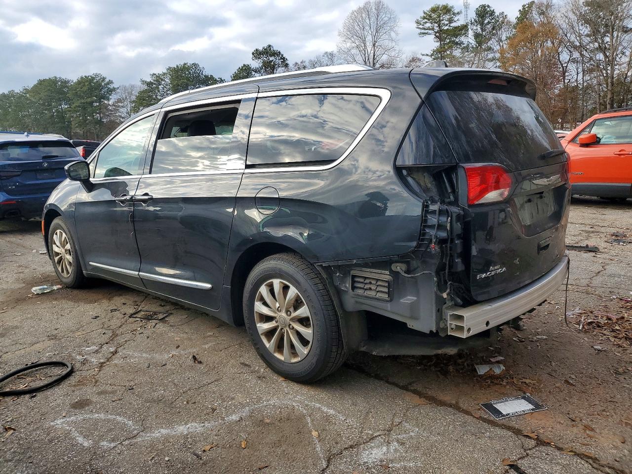 2019 CHRYSLER PACIFICA TOURING L photo 3