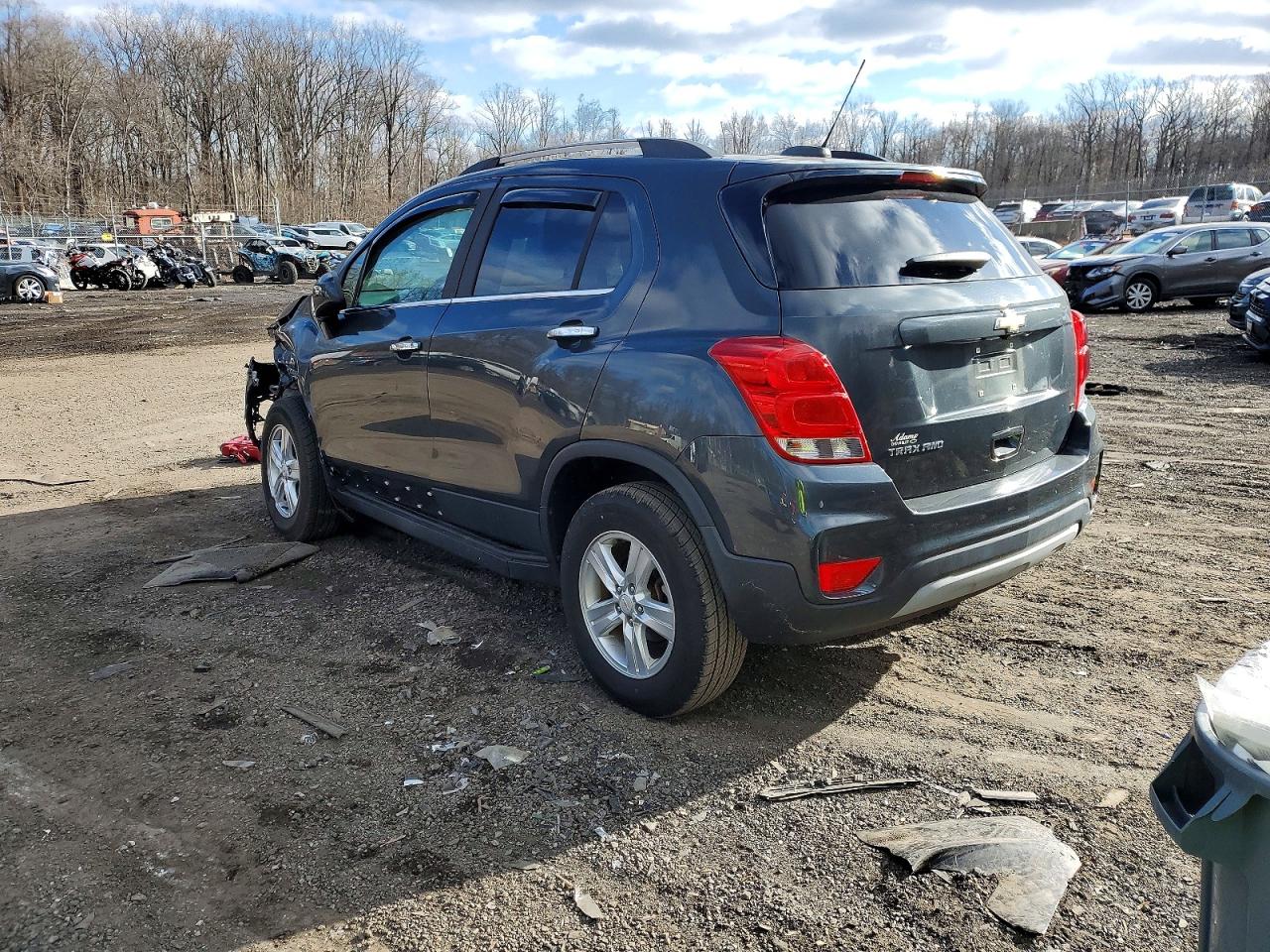 2018 CHEVROLET TRAX 1LT photo 2