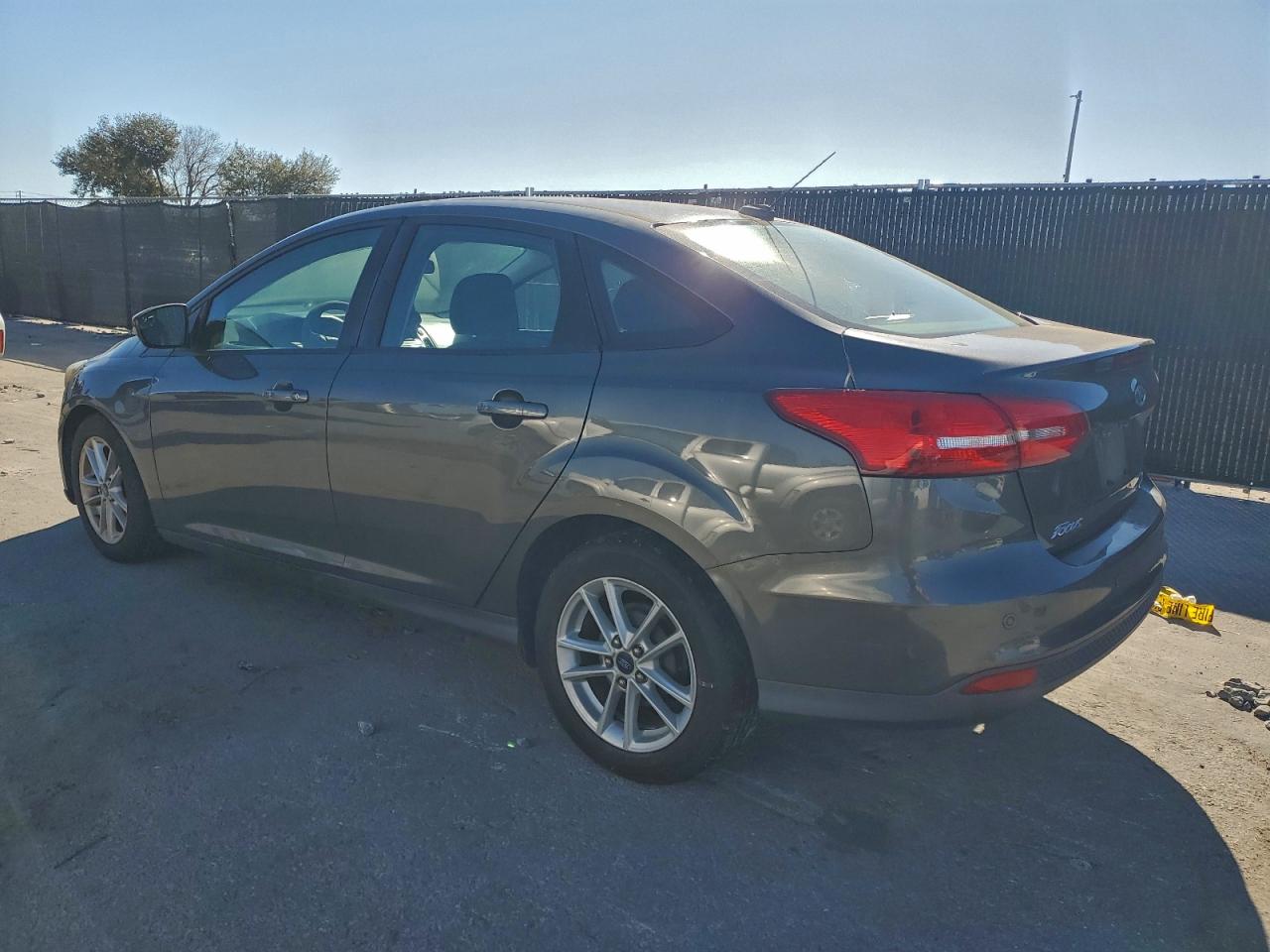 2015 FORD FOCUS SE photo 2