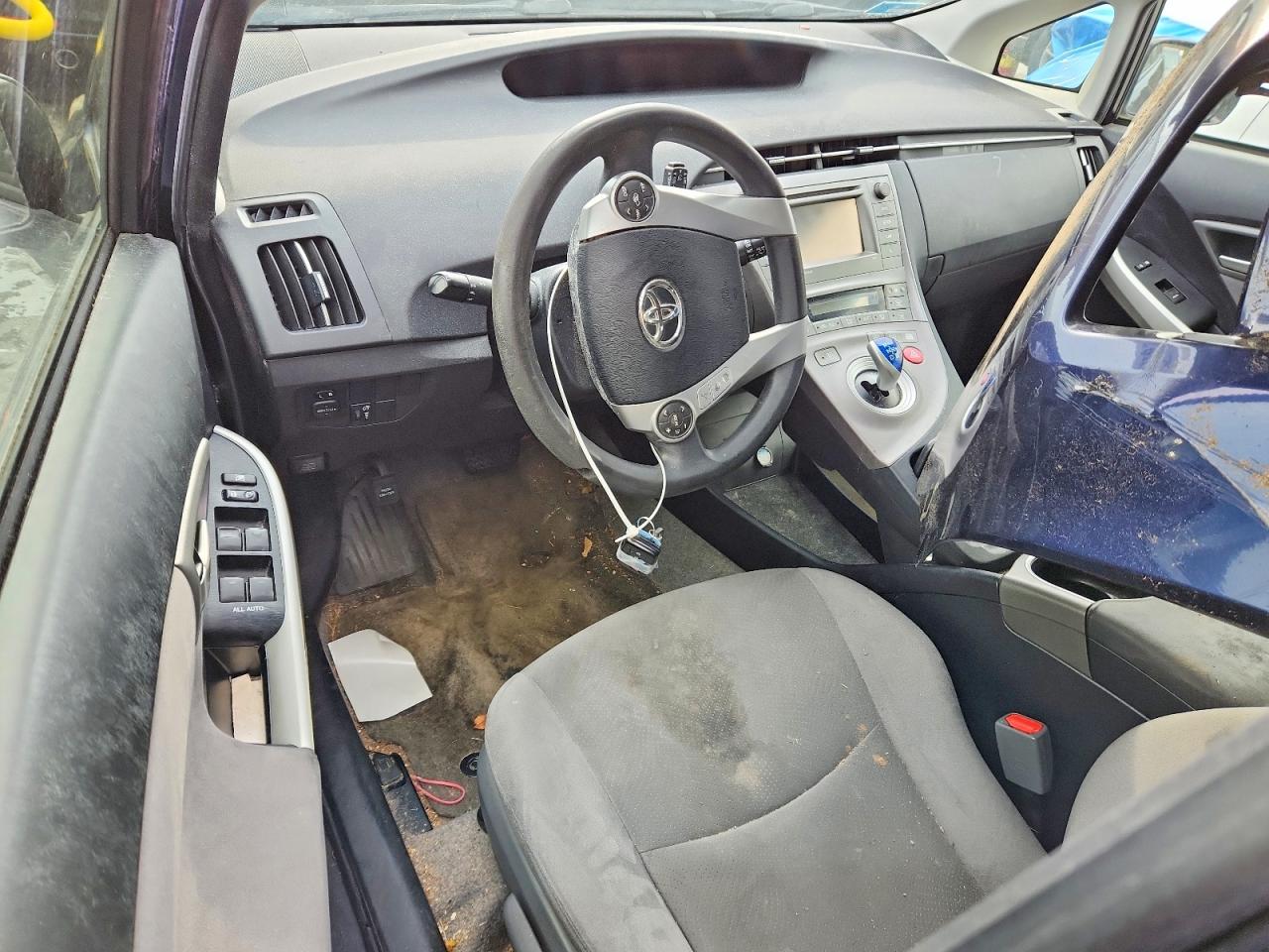 2015 TOYOTA PRIUS photo 8