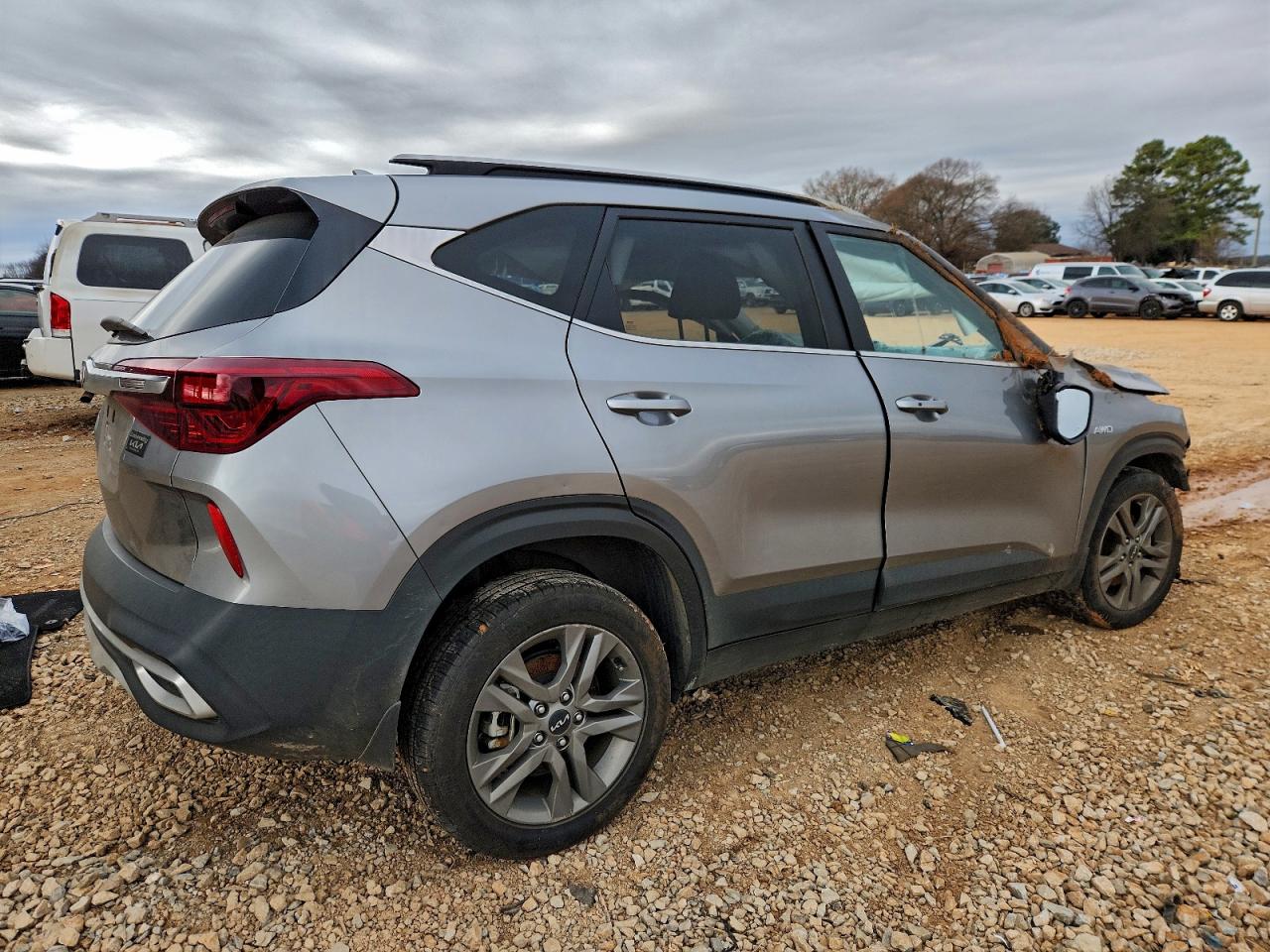 2023 KIA SELTOS S photo 3