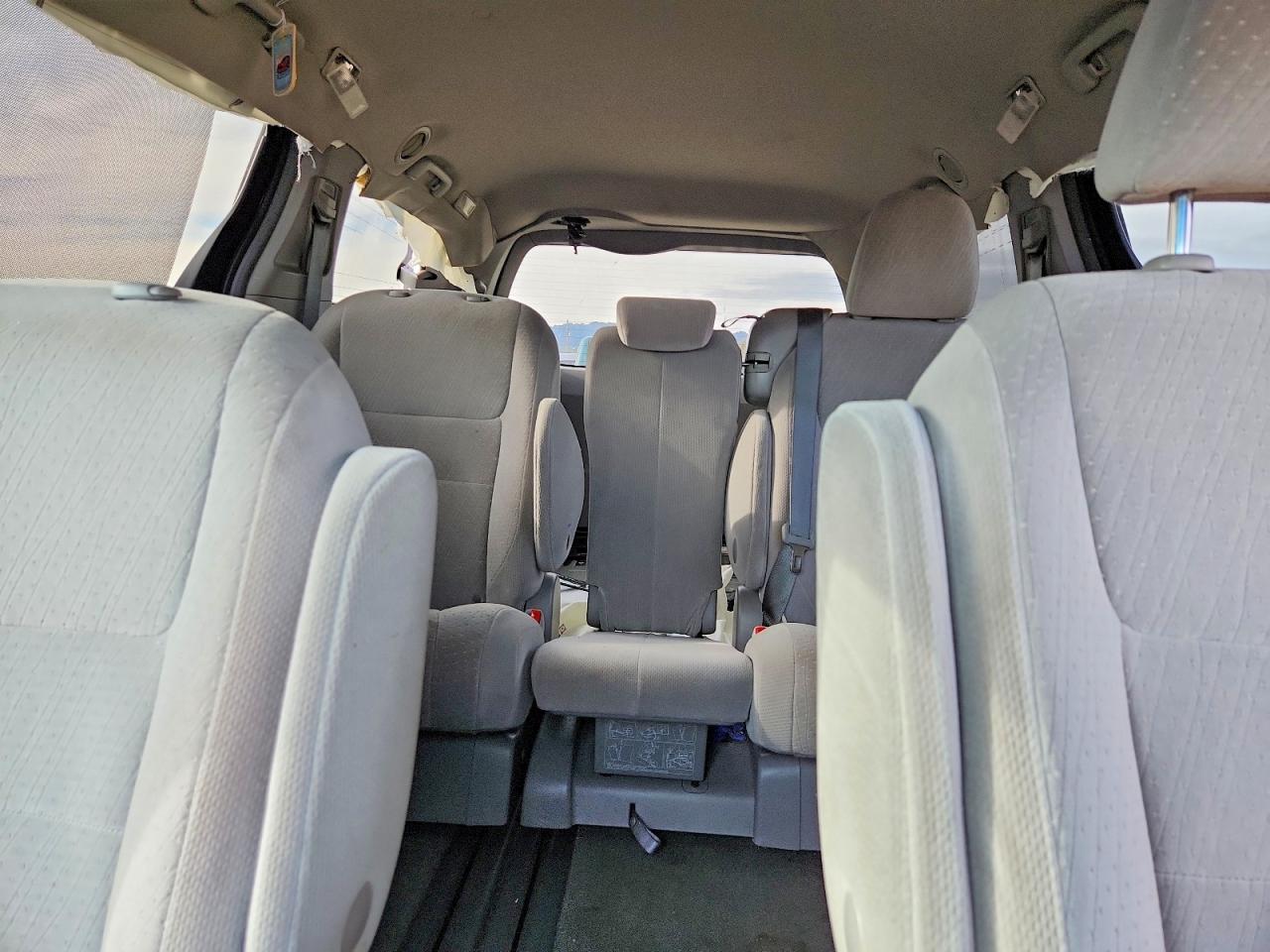 2015 TOYOTA SIENNA LE 8-PASSENGER photo 10