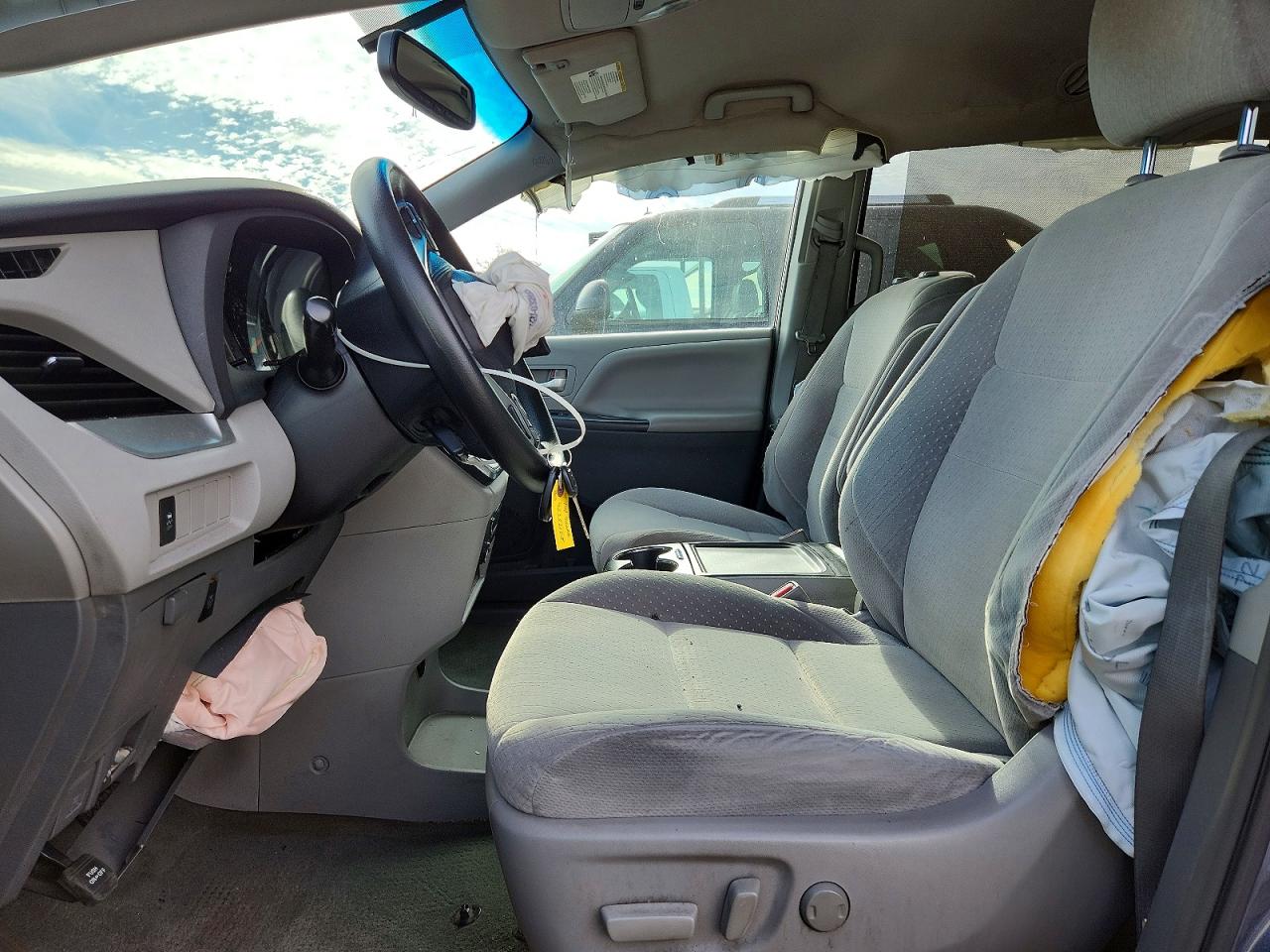 2015 TOYOTA SIENNA LE 8-PASSENGER photo 7