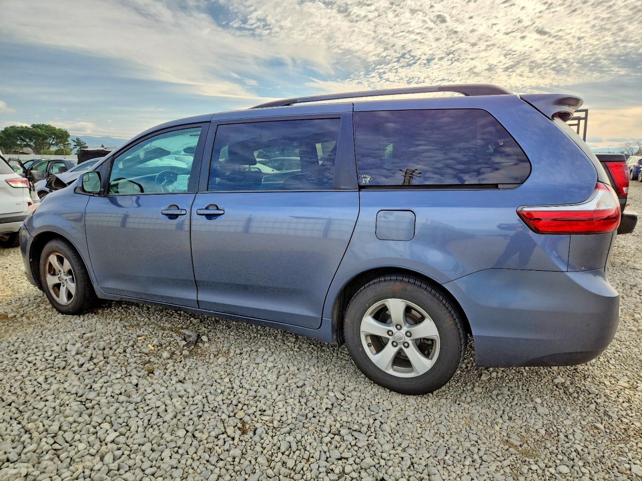 2015 TOYOTA SIENNA LE 8-PASSENGER photo 2