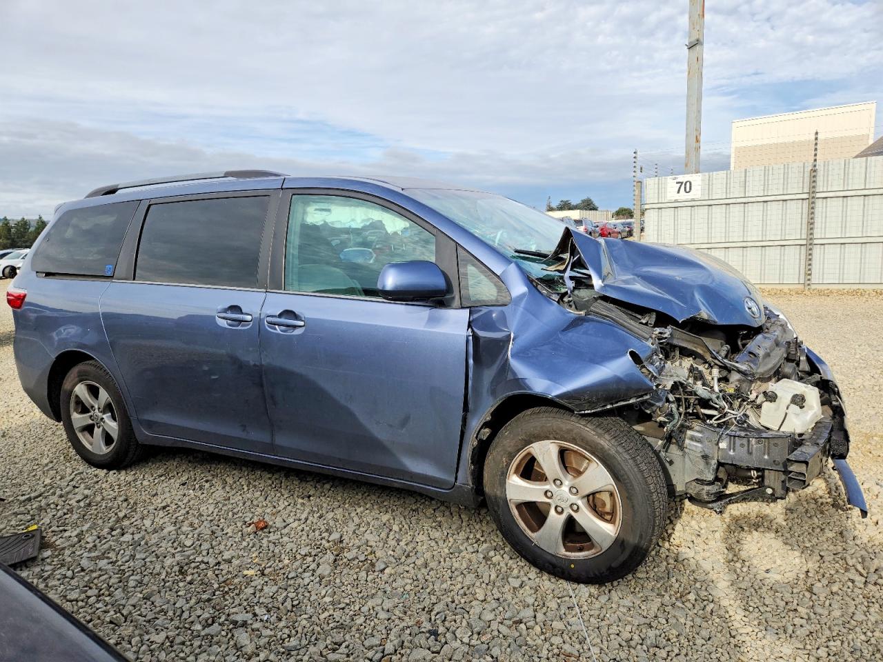 2015 TOYOTA SIENNA LE 8-PASSENGER photo 4