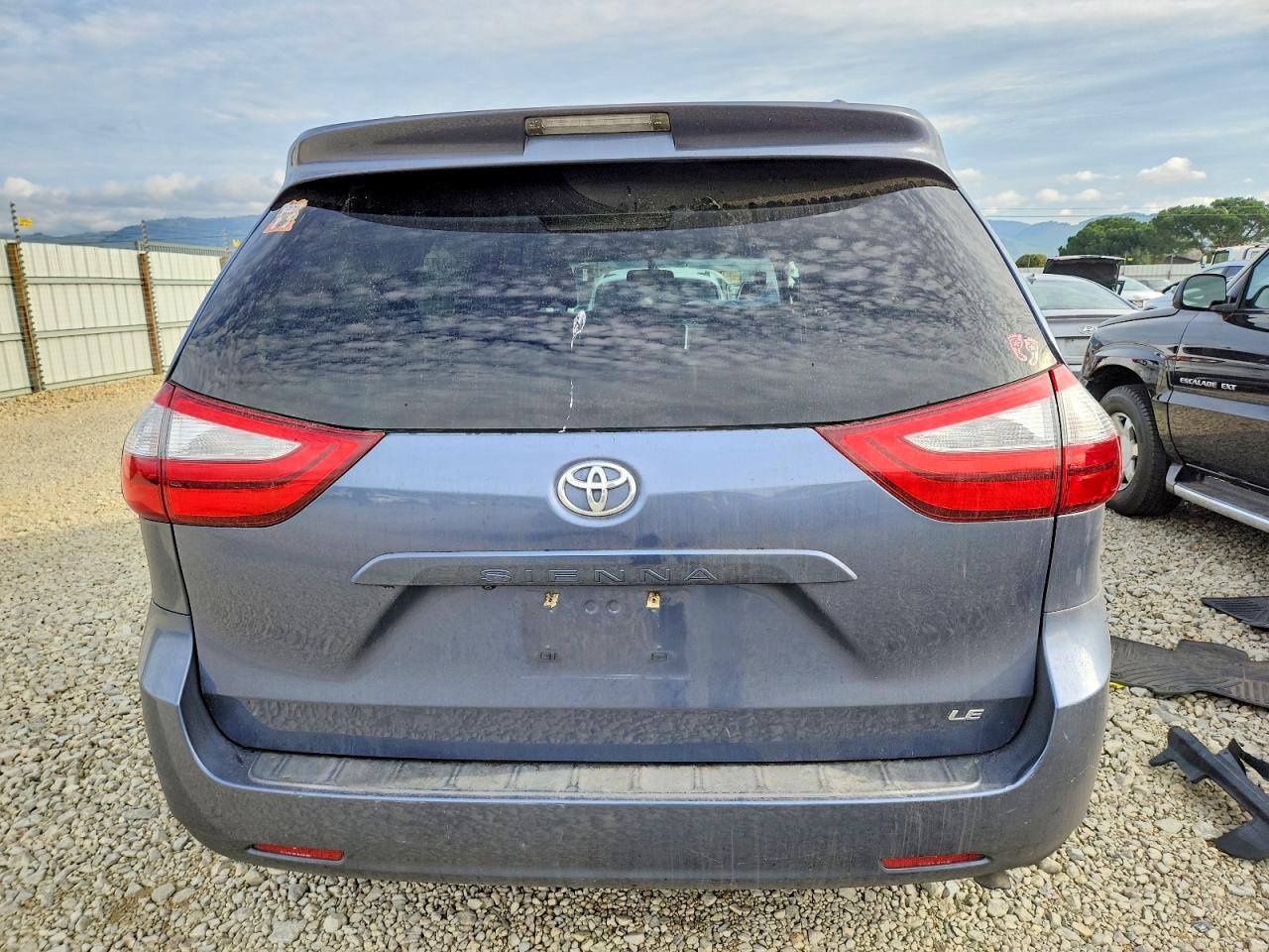 2015 TOYOTA SIENNA LE 8-PASSENGER photo 6