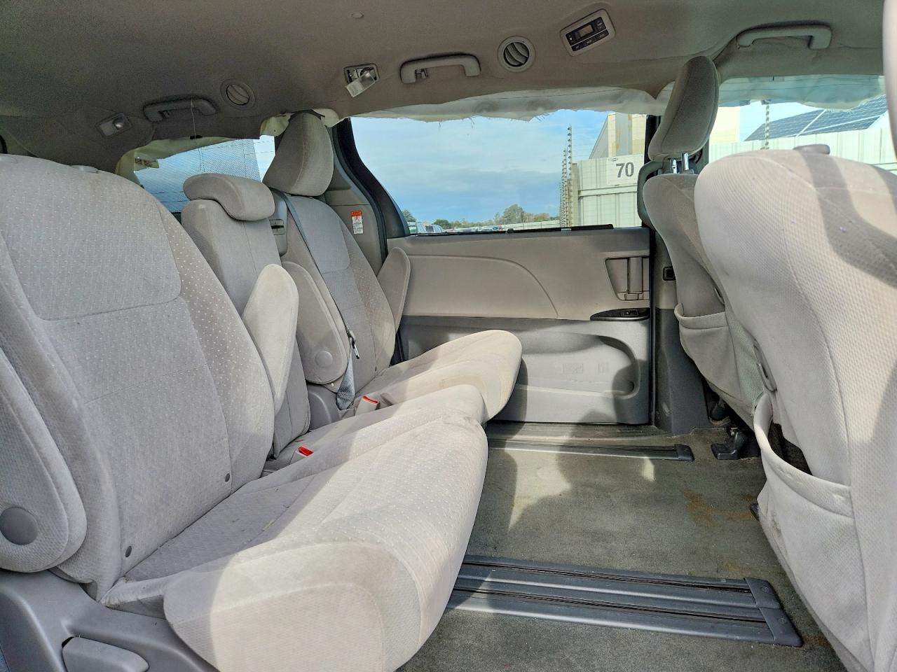 2015 TOYOTA SIENNA LE 8-PASSENGER photo 11