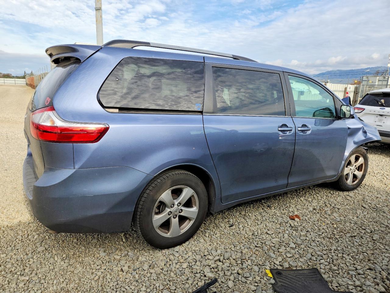 2015 TOYOTA SIENNA LE 8-PASSENGER photo 3