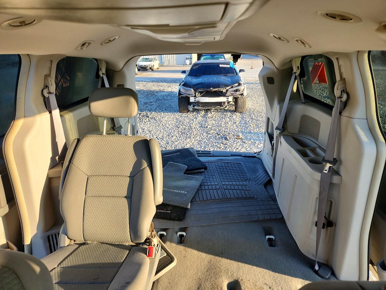 2010 CHRYSLER TOWN & COUNTRY TOURING photo 10