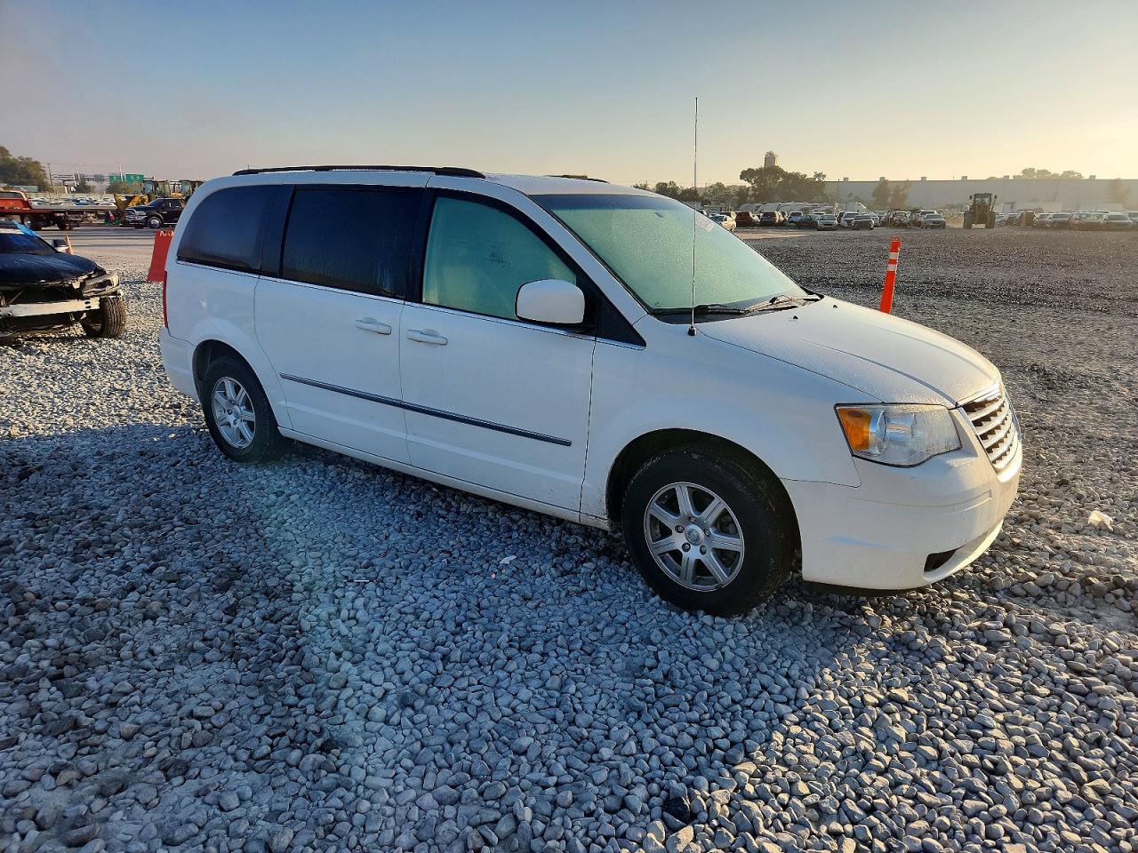 2010 CHRYSLER TOWN & COUNTRY TOURING photo 4