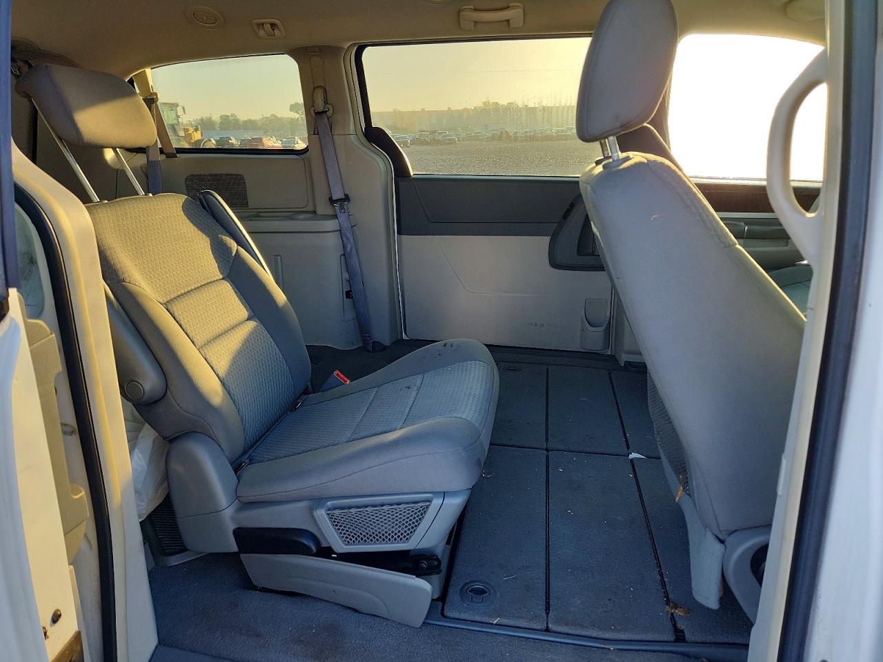 2010 CHRYSLER TOWN & COUNTRY TOURING photo 11