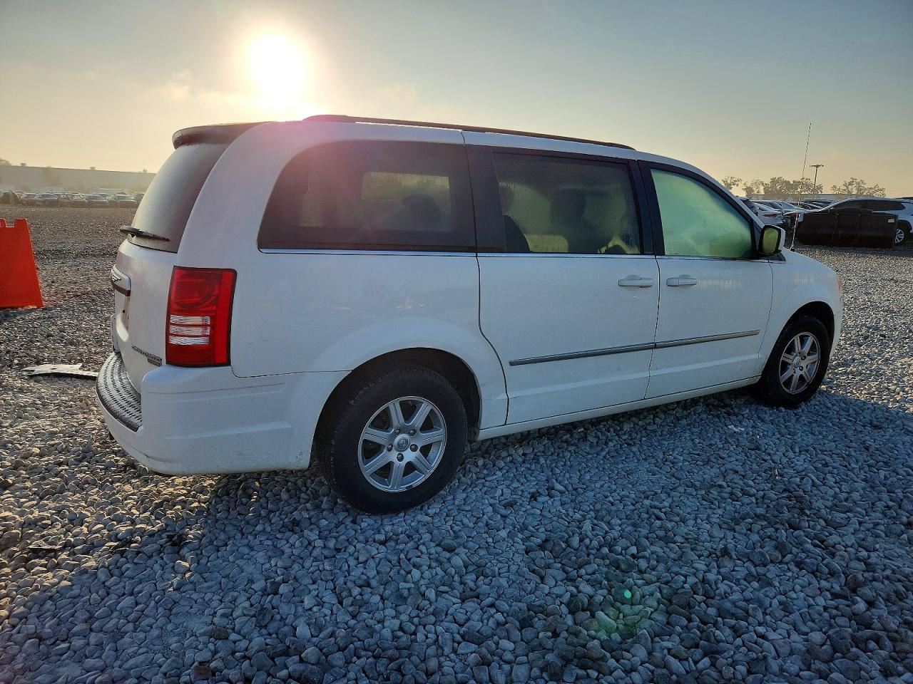 2010 CHRYSLER TOWN & COUNTRY TOURING photo 3