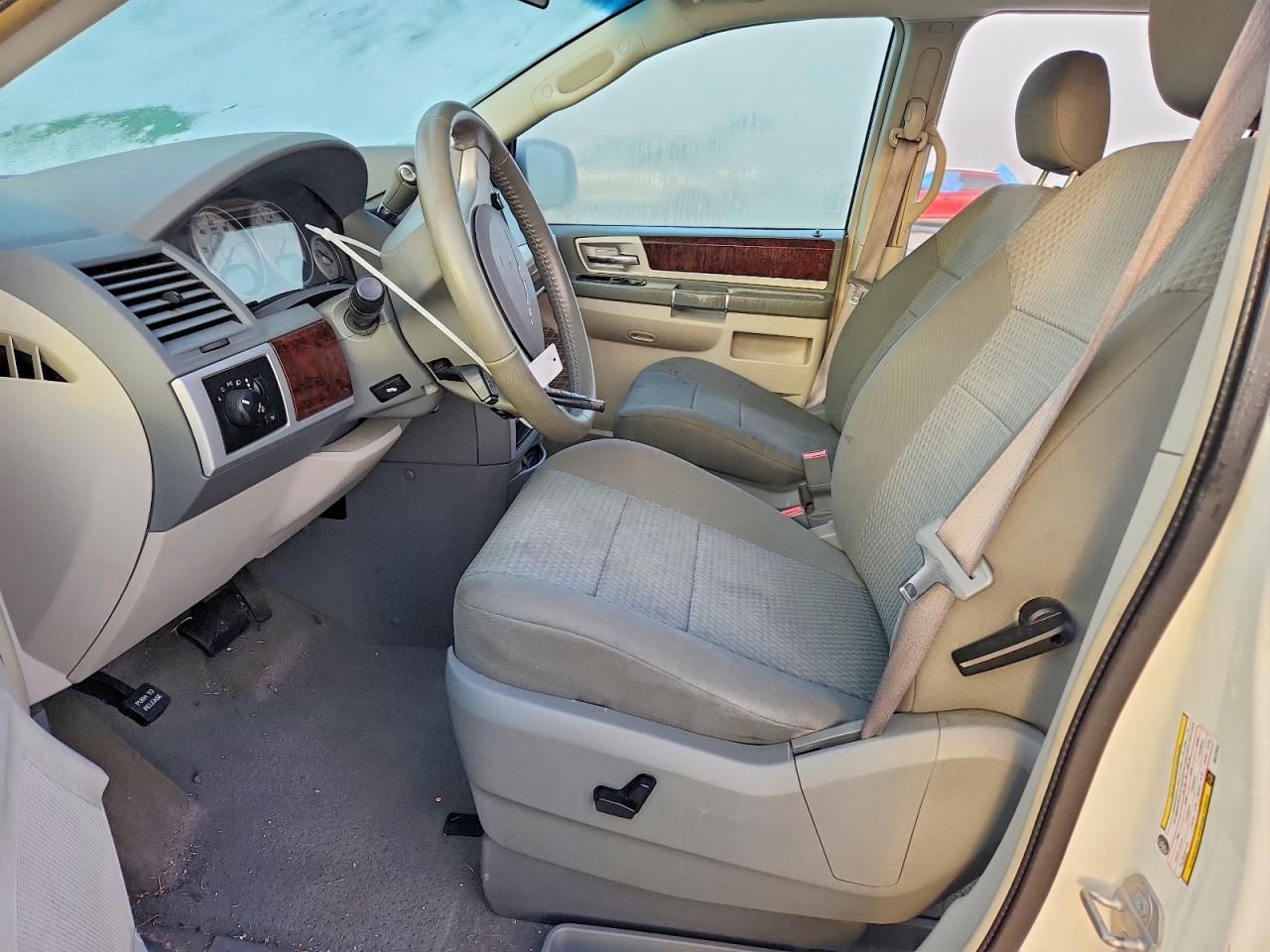 2010 CHRYSLER TOWN & COUNTRY TOURING photo 7