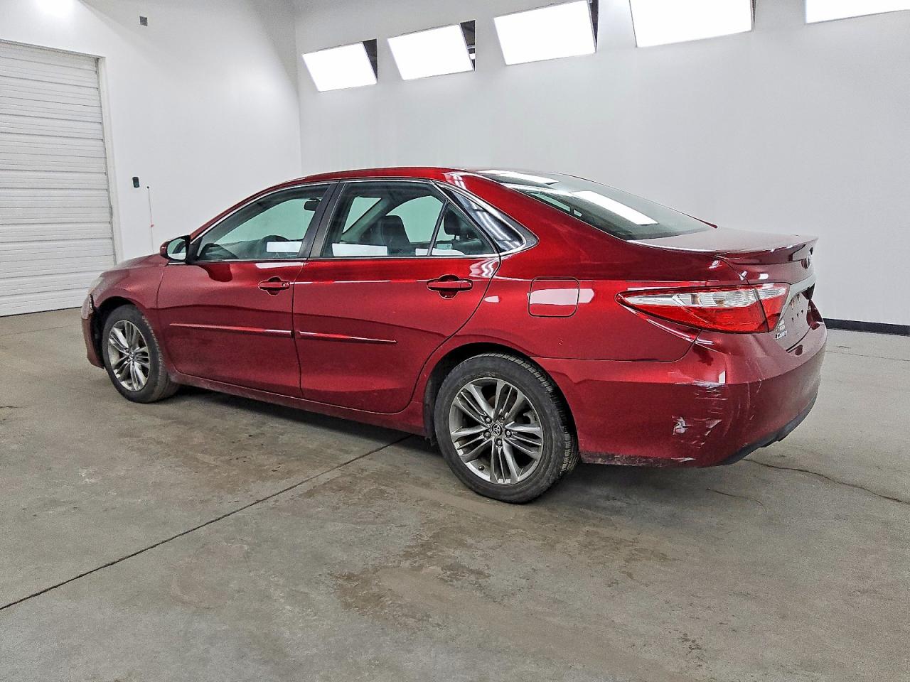 2015 TOYOTA CAMRY LE photo 2