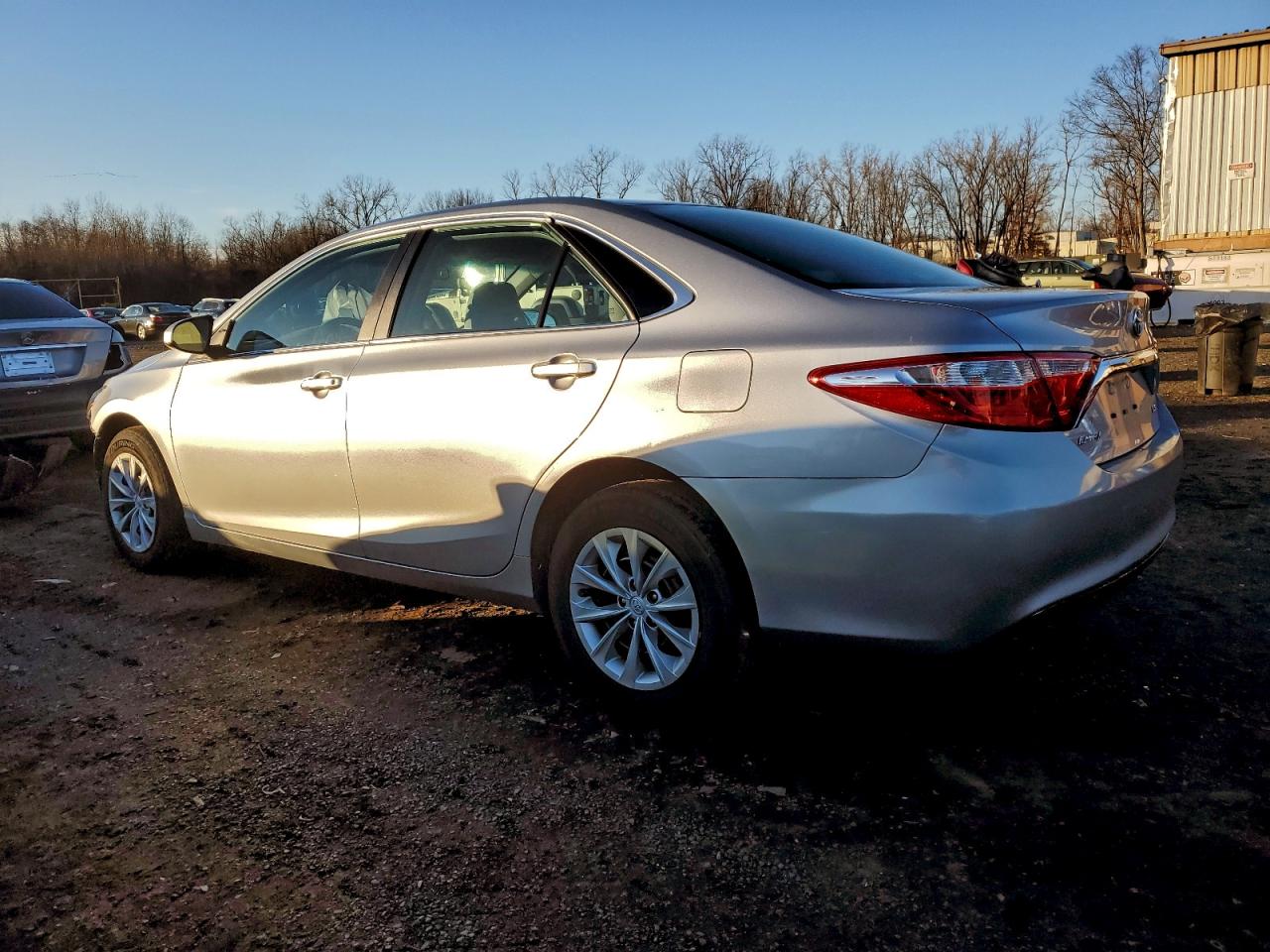 2016 TOYOTA CAMRY LE photo 2