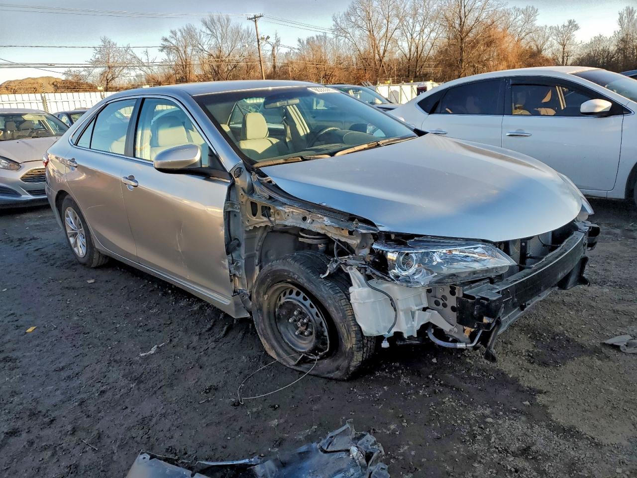 2016 TOYOTA CAMRY LE photo 4