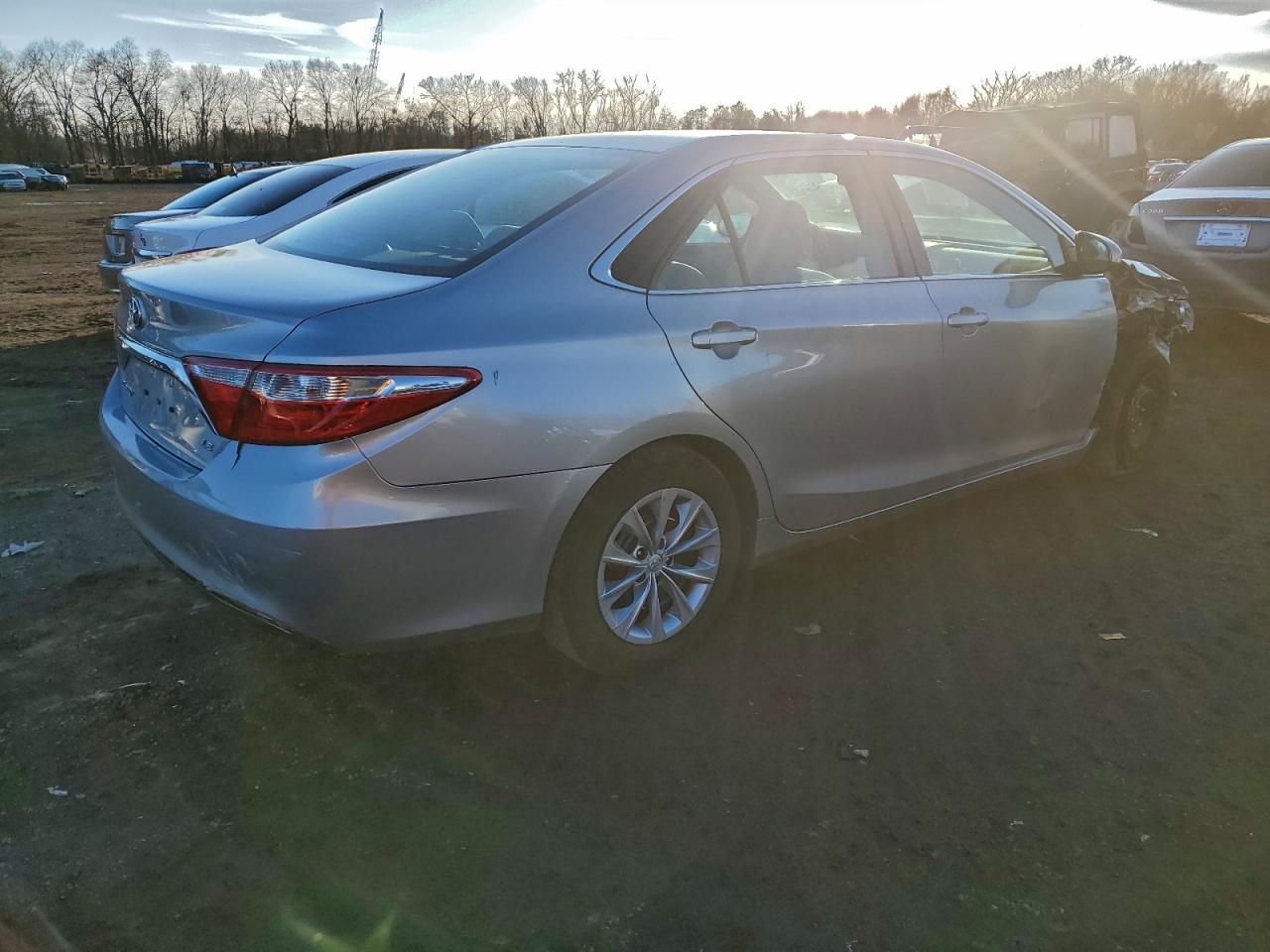2016 TOYOTA CAMRY LE photo 3