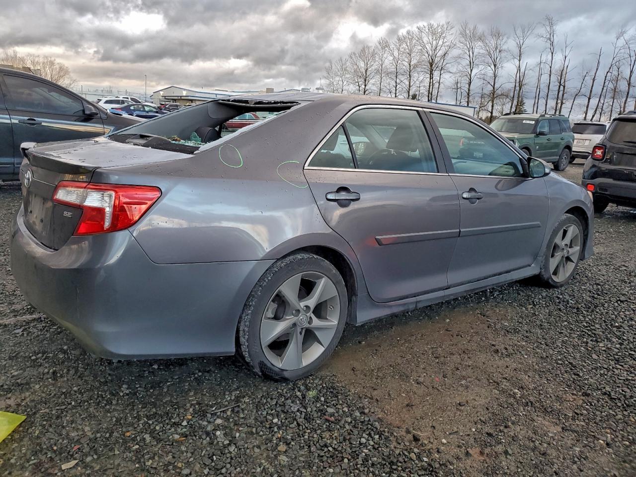 2014 TOYOTA CAMRY L photo 3