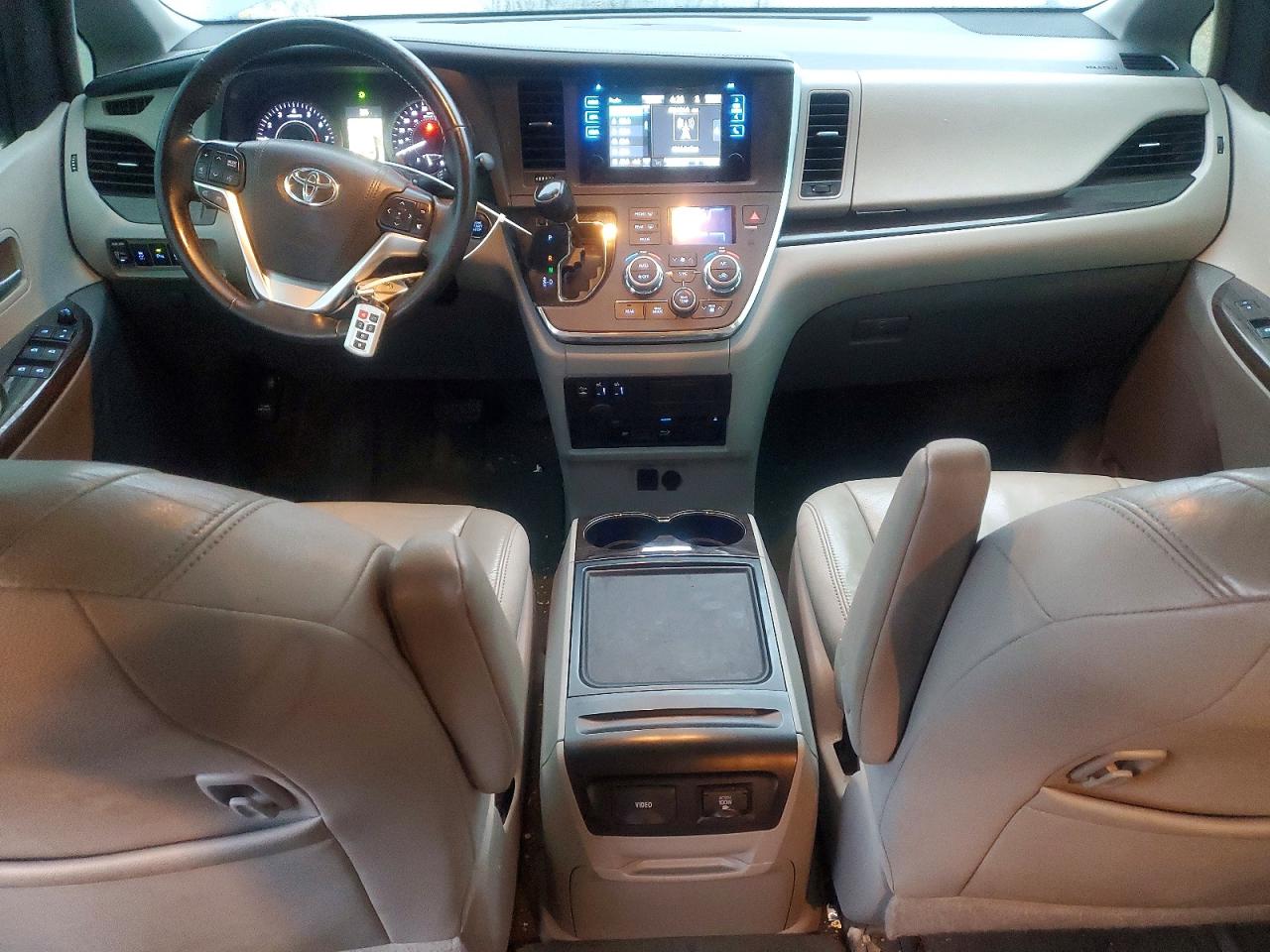 2016 TOYOTA SIENNA XLE photo 8