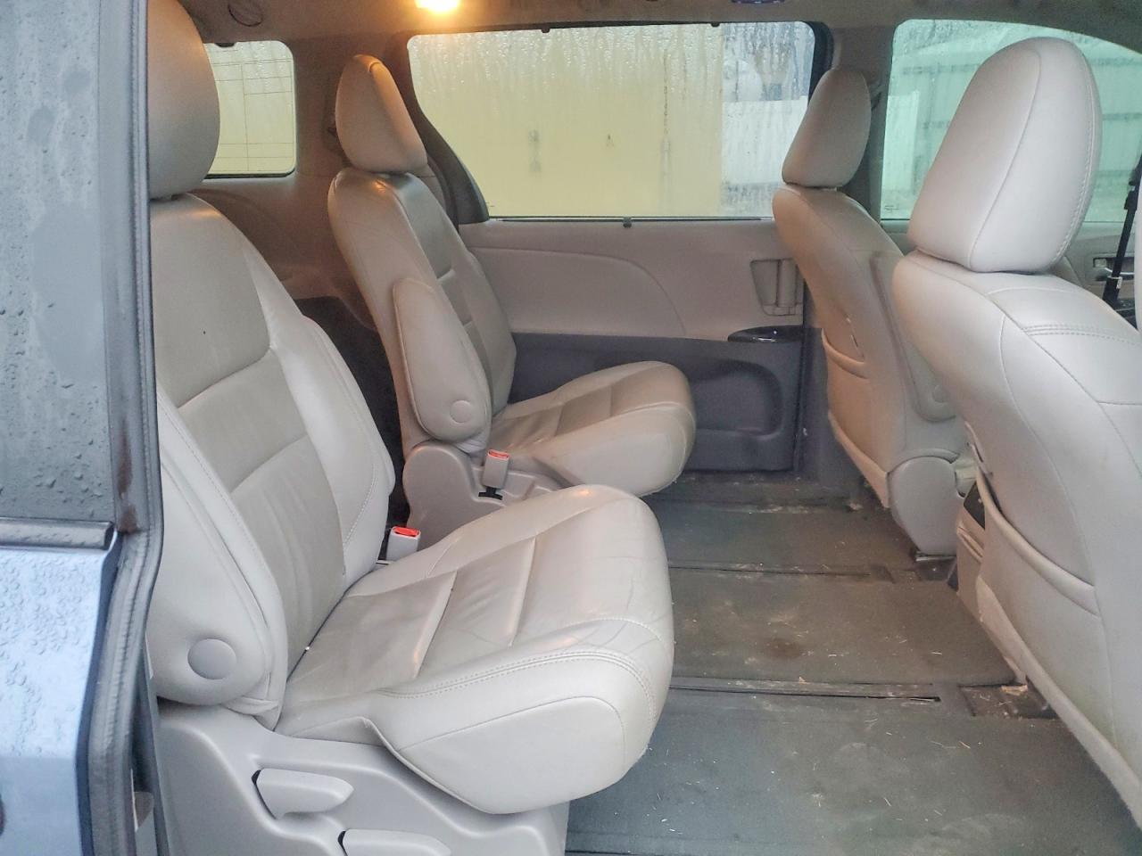 2016 TOYOTA SIENNA XLE photo 11