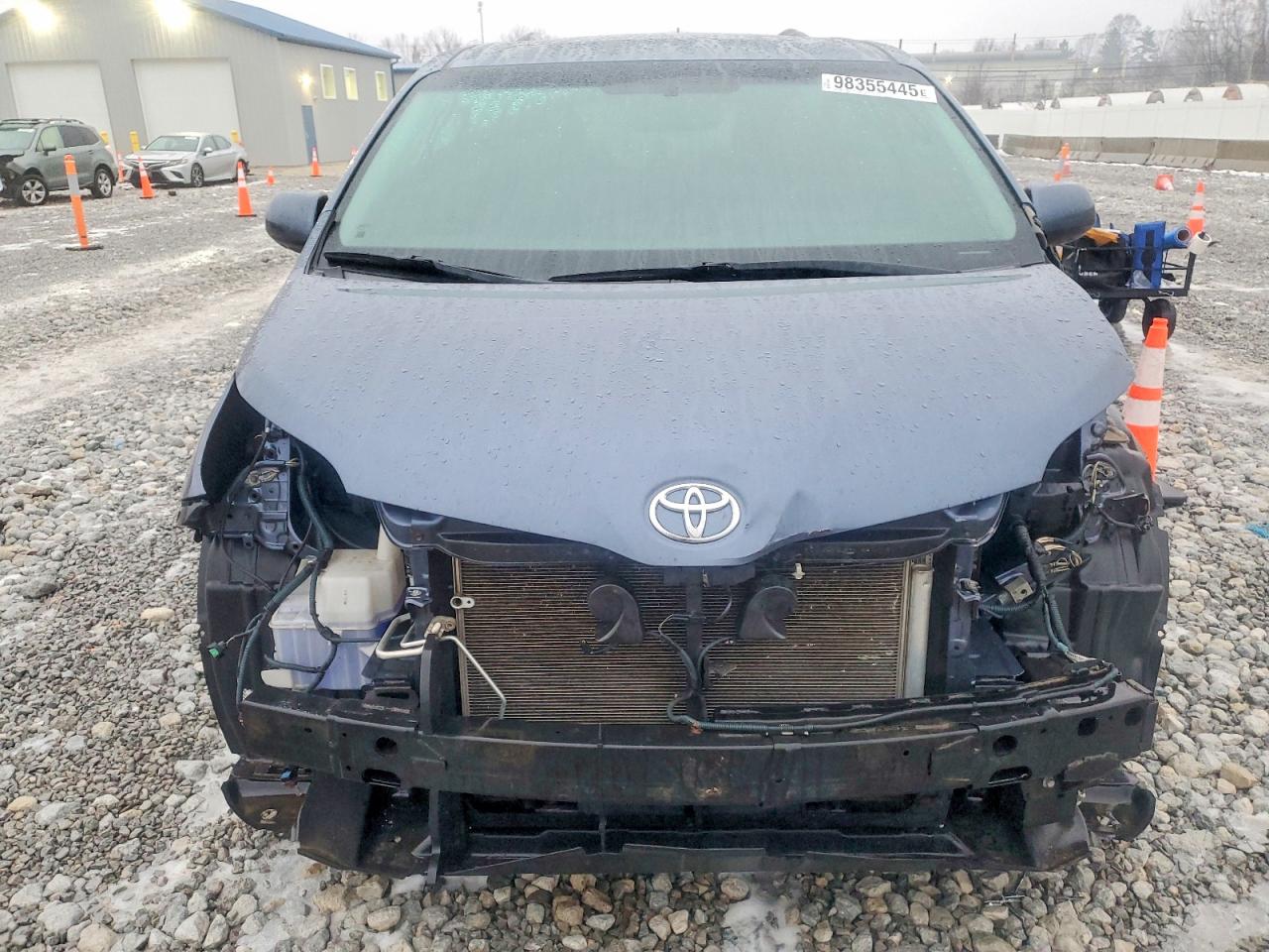 2016 TOYOTA SIENNA XLE photo 5