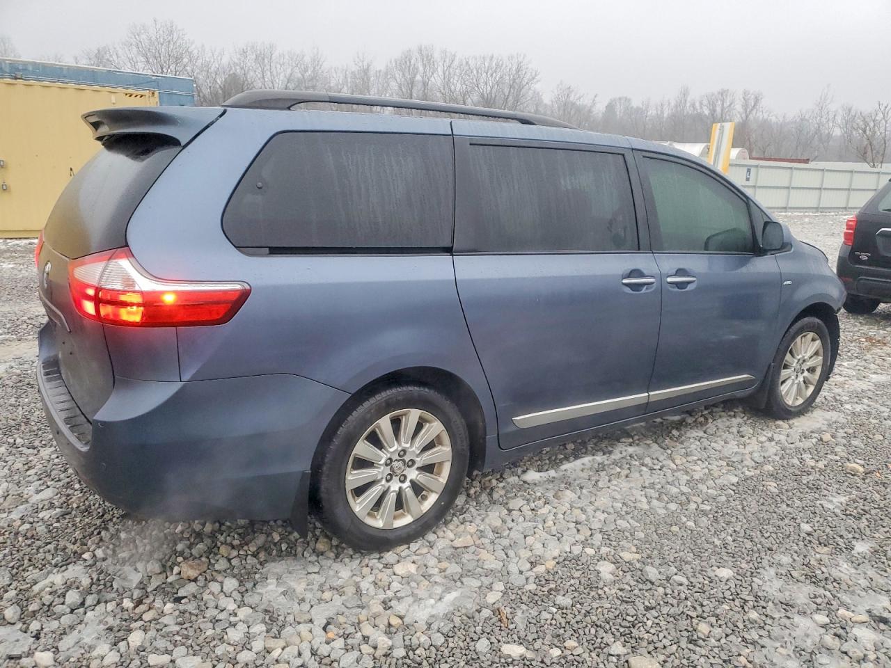 2016 TOYOTA SIENNA XLE photo 3