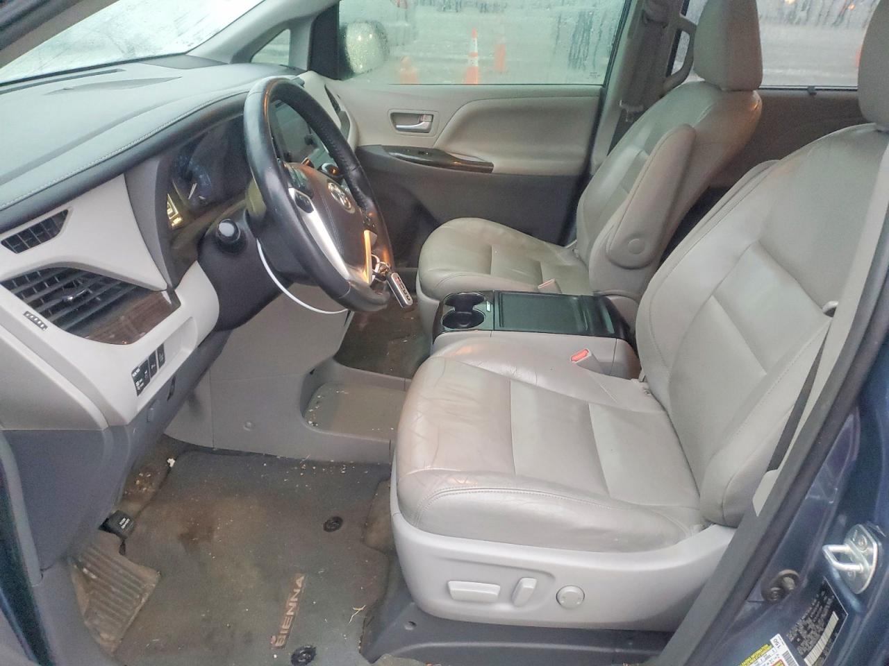 2016 TOYOTA SIENNA XLE photo 7
