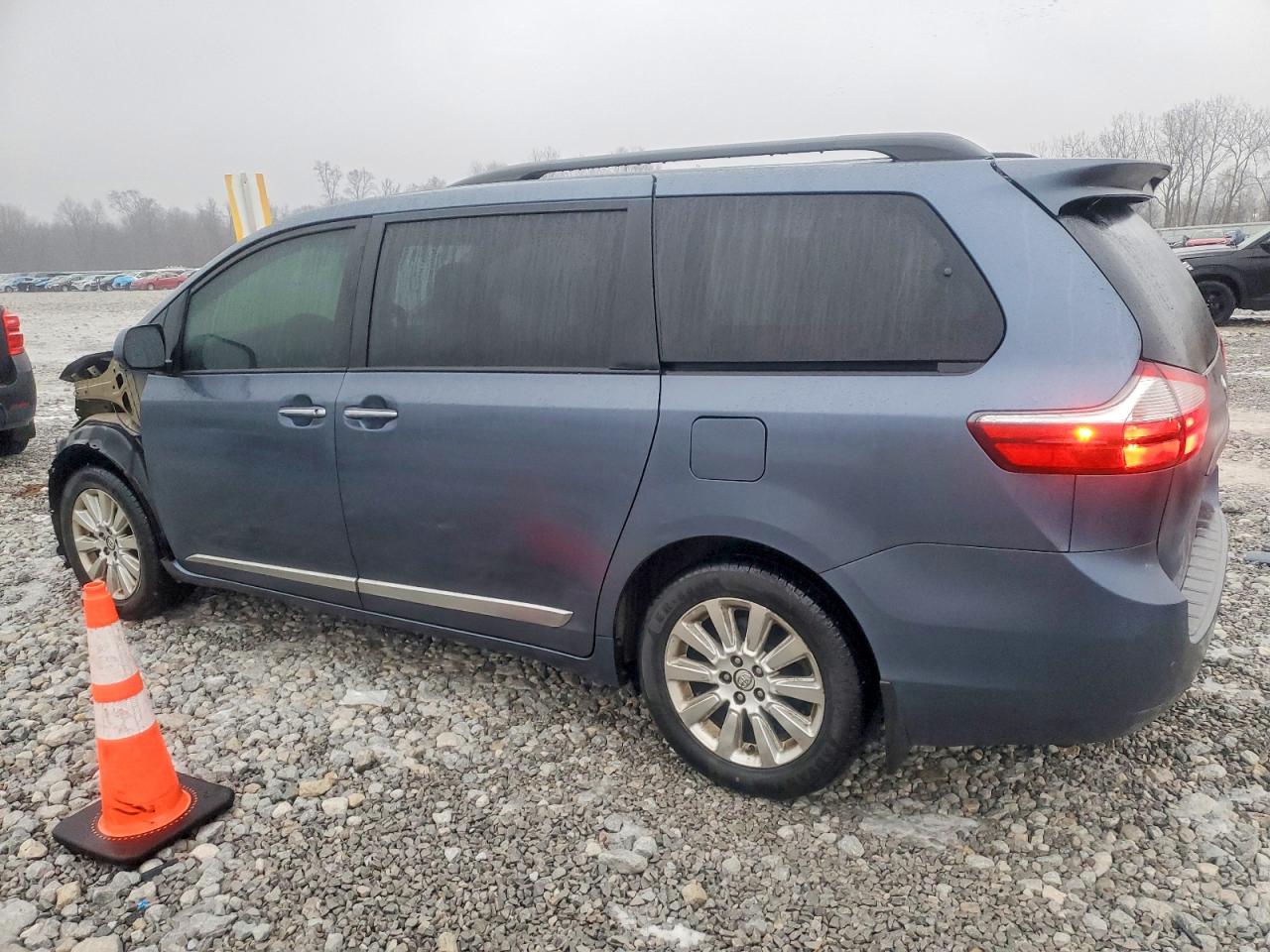 2016 TOYOTA SIENNA XLE photo 2