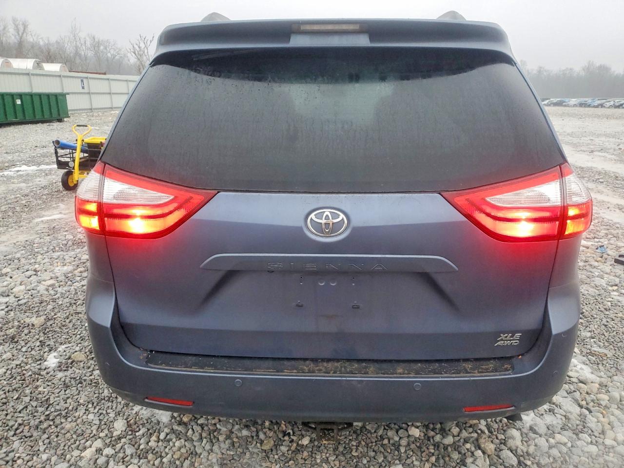2016 TOYOTA SIENNA XLE photo 6