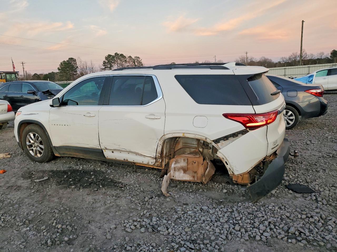 2019 CHEVROLET TRAVERSE LT photo 2