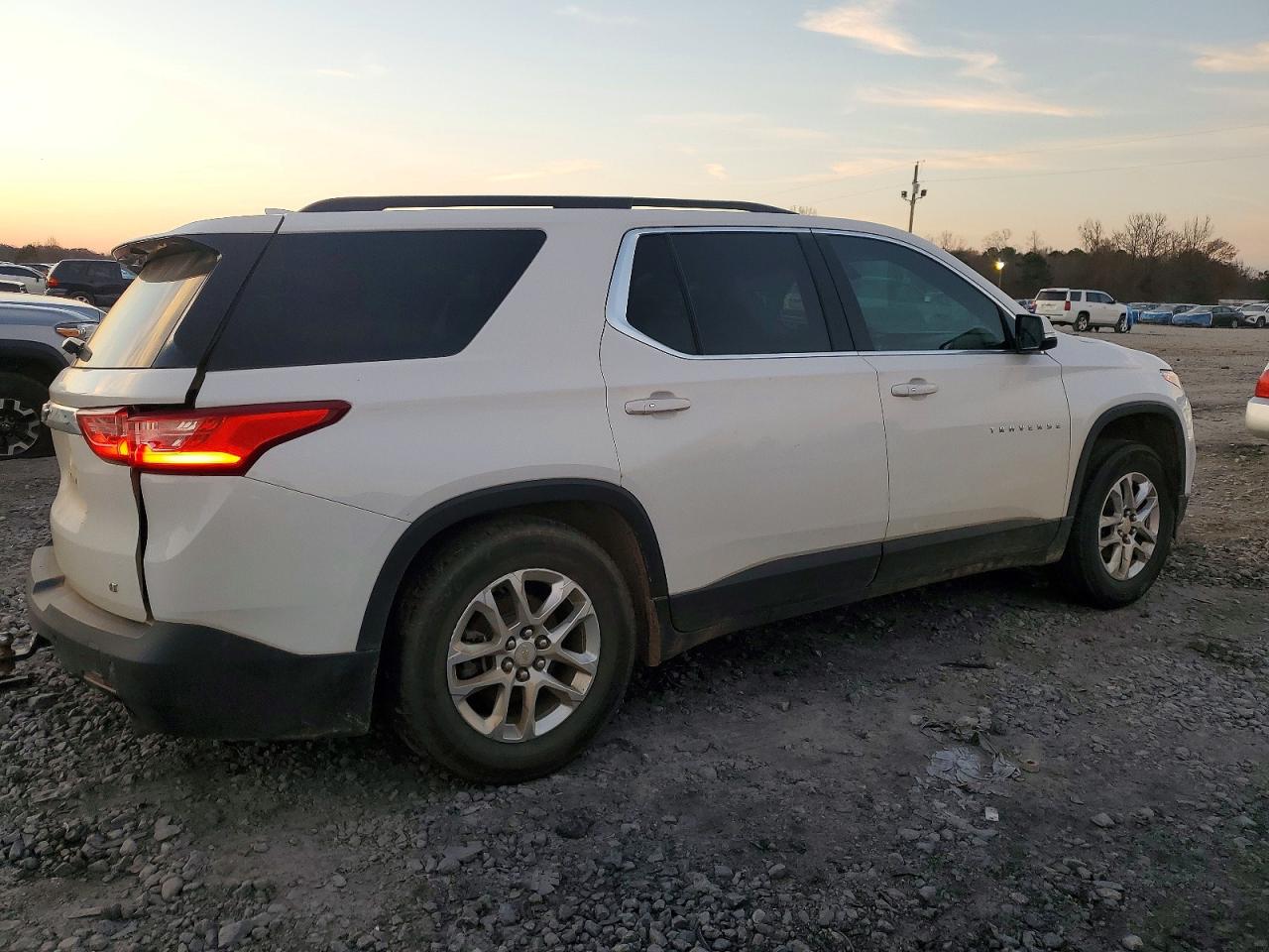 2019 CHEVROLET TRAVERSE LT photo 3