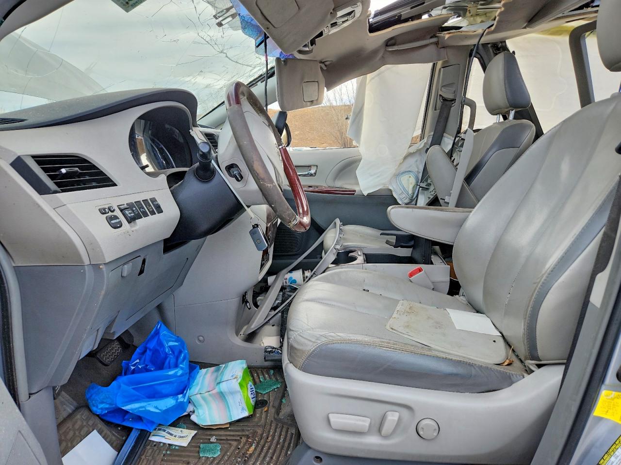 2013 TOYOTA SIENNA XLE photo 7