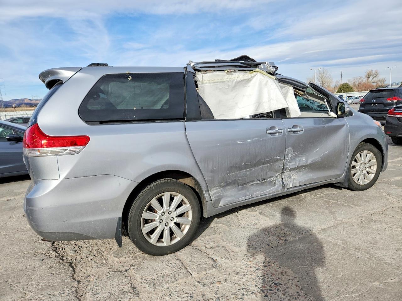 2013 TOYOTA SIENNA XLE photo 3