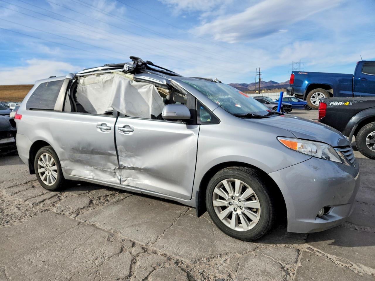 2013 TOYOTA SIENNA XLE photo 4