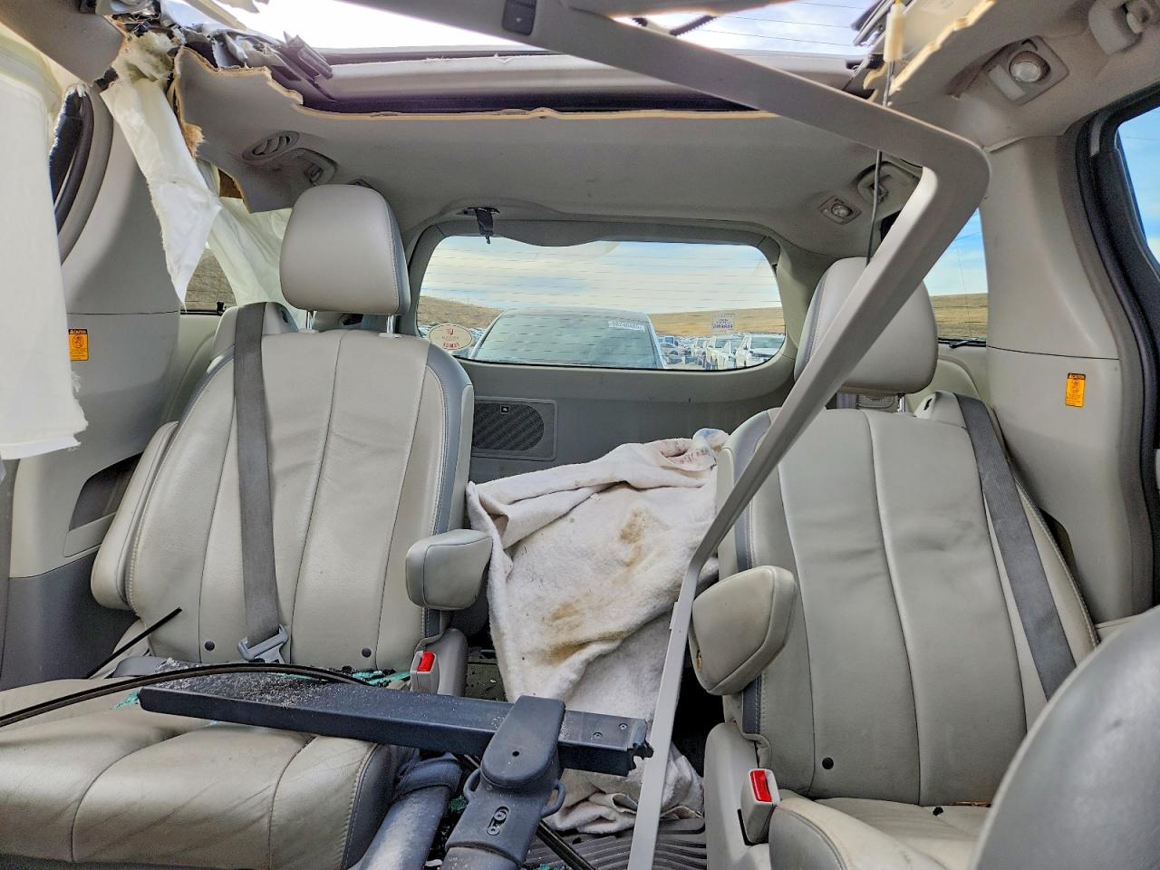 2013 TOYOTA SIENNA XLE photo 10
