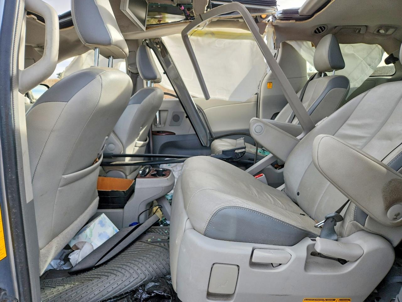 2013 TOYOTA SIENNA XLE photo 11
