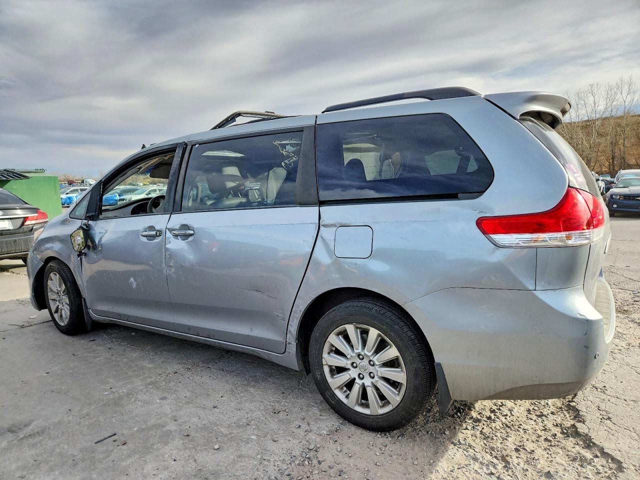 2013 TOYOTA SIENNA XLE photo 2