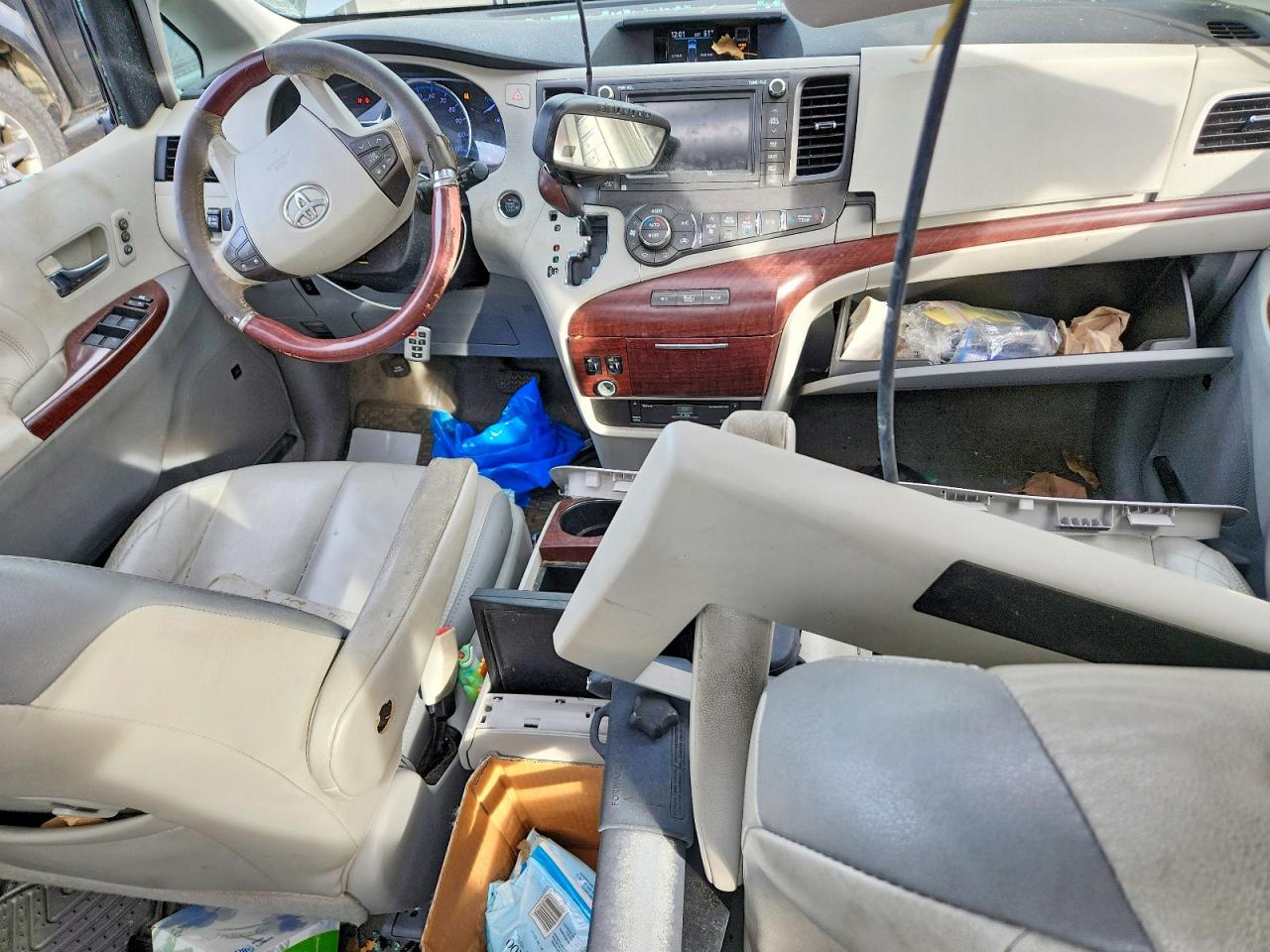 2013 TOYOTA SIENNA XLE photo 8