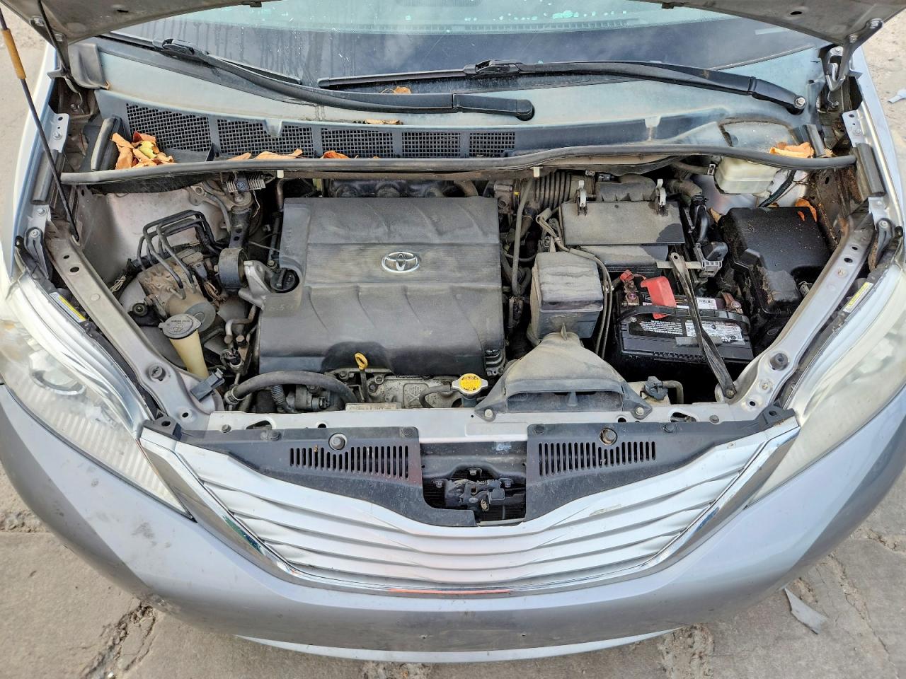 2013 TOYOTA SIENNA XLE photo 12