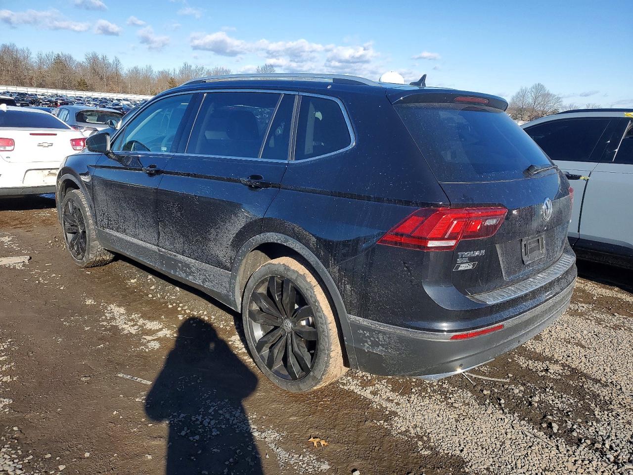 2021 VOLKSWAGEN TIGUAN SE photo 2